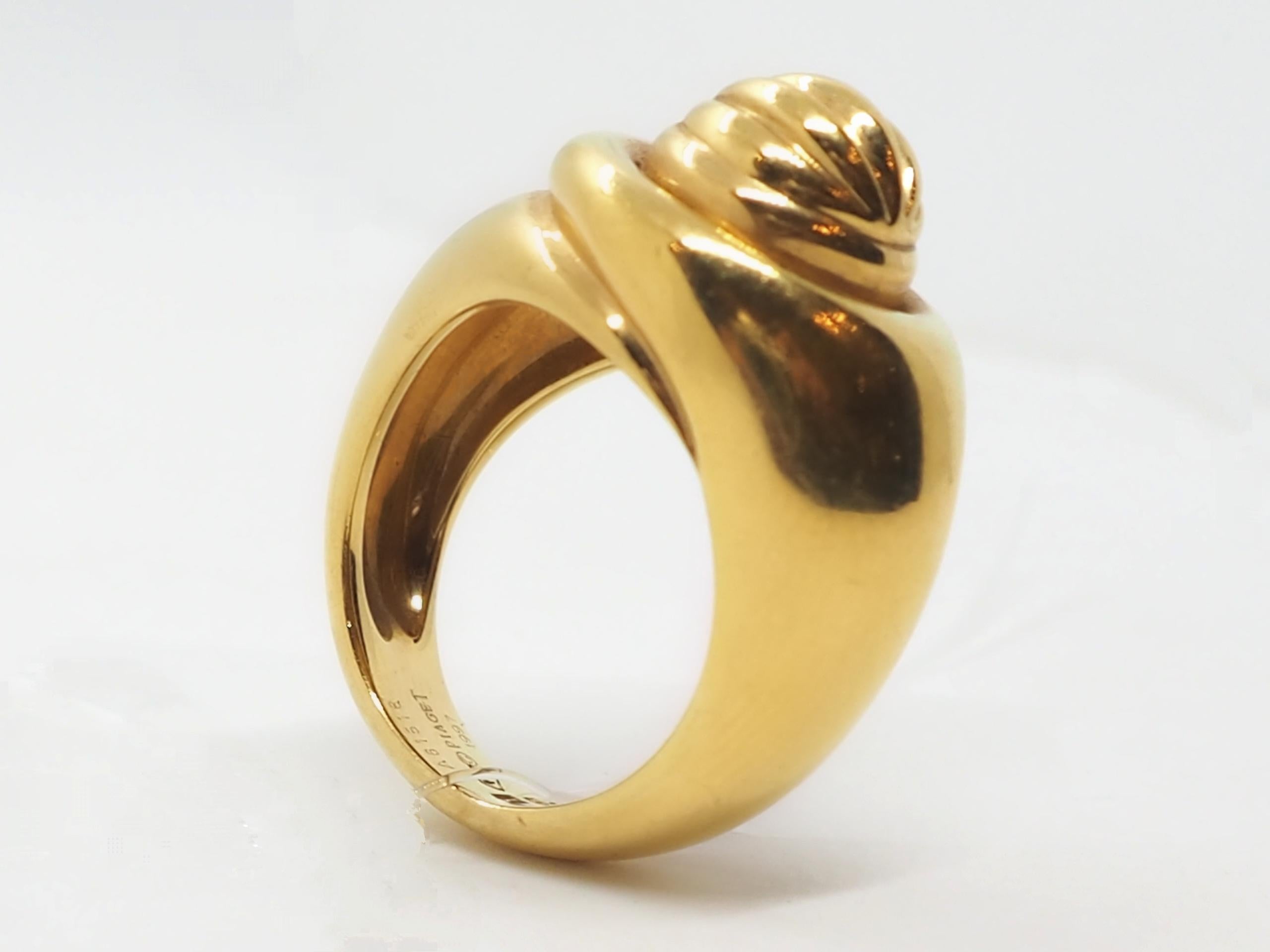 An elegant vintage Piaget ring in yellow gold  ​​from the 1990s, the center of the ring is  composed of a dynamic ball. Crafted in 18k yellow gold. Signed and numbered by Piaget. Despite the fact that it is a vintage ring it looks very relevant with