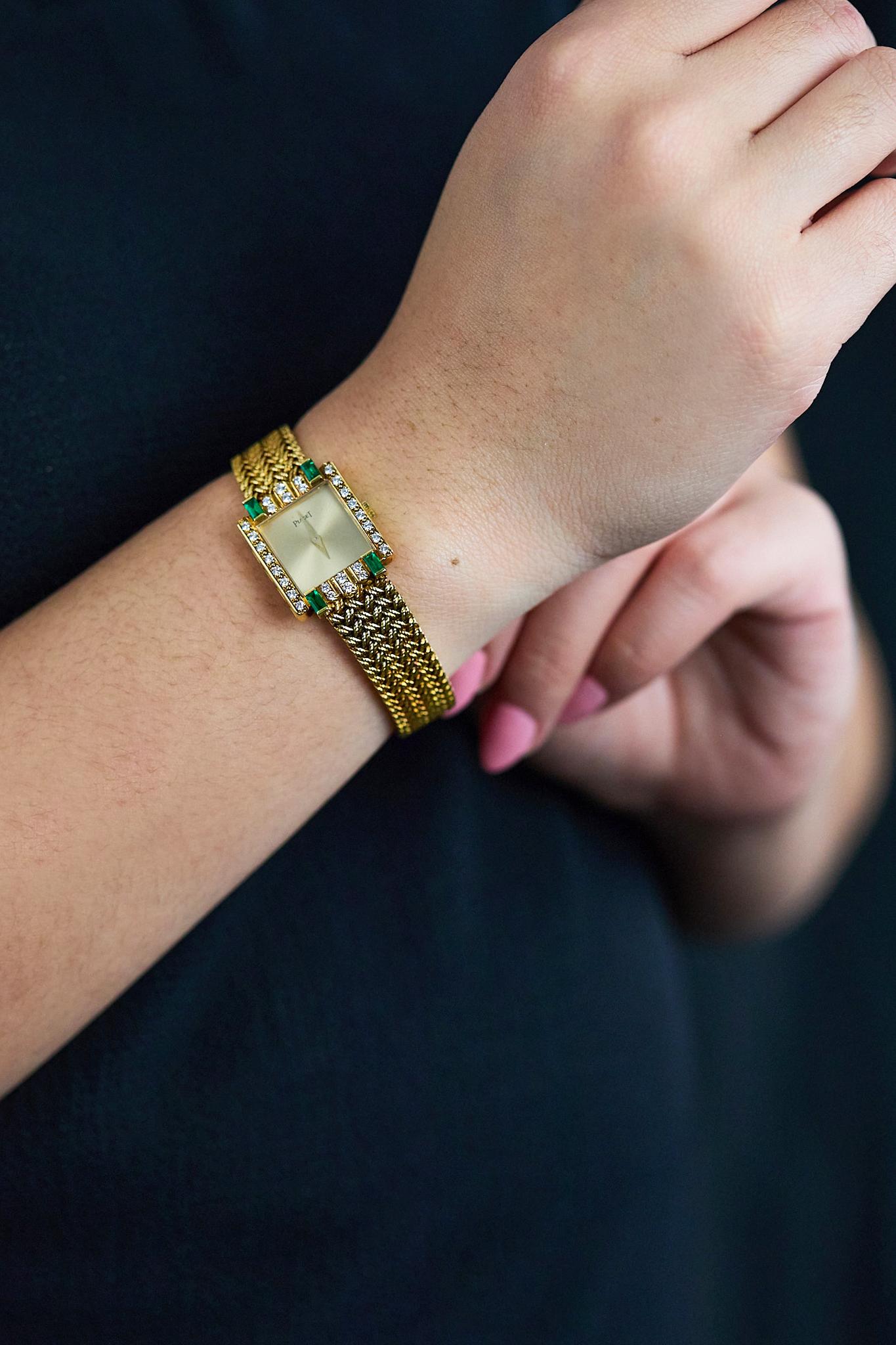 Piaget Vintage Round Brilliant Cut Diamond & Emerald 18K Yellow Gold Watch In Good Condition For Sale In New York, NY