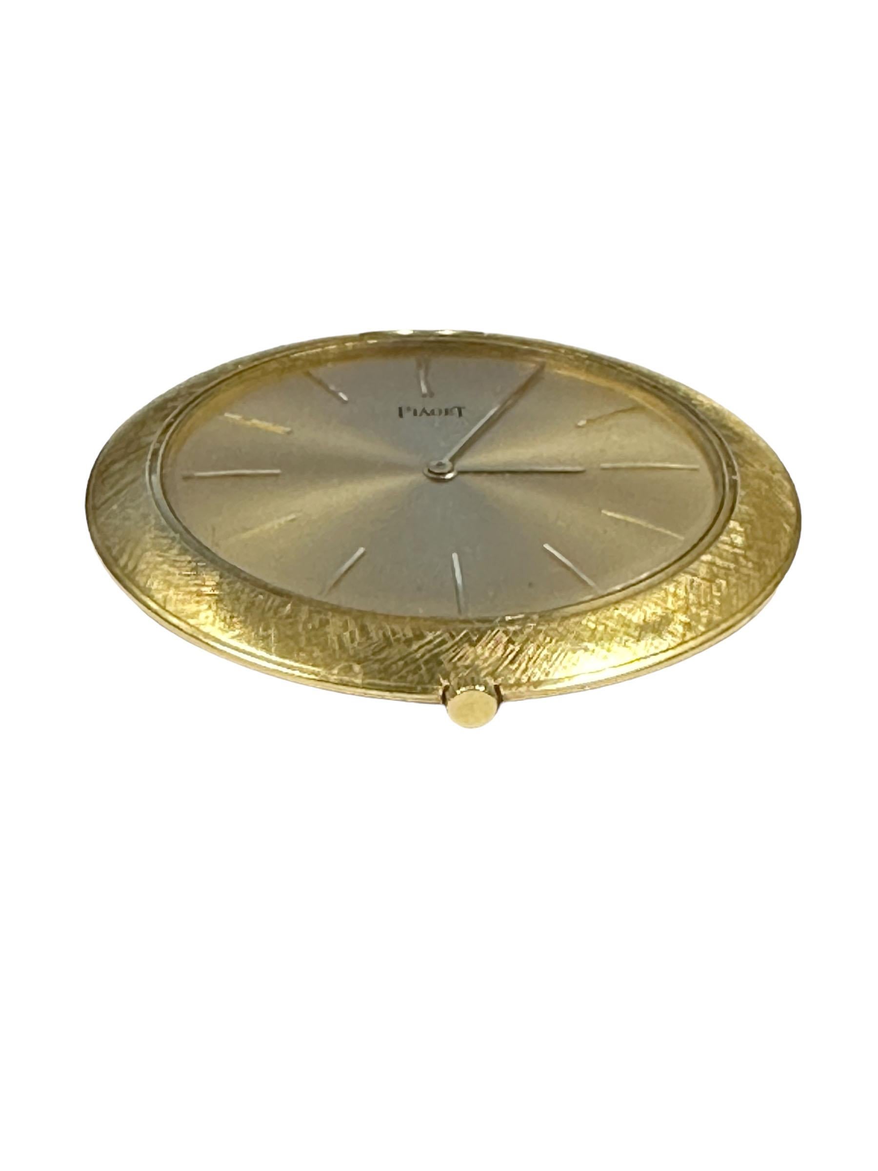Reloj de bolsillo Piaget circa 1970, 42 M.M. X  Caja de 2 piezas de oro amarillo de 18 quilates de 5 M.M. de grosor con acabado texturizado. Calibre 9P Mecánico de 18 rubíes, movimiento de cuerda manual,  Esfera dorada satinada original en perfecto