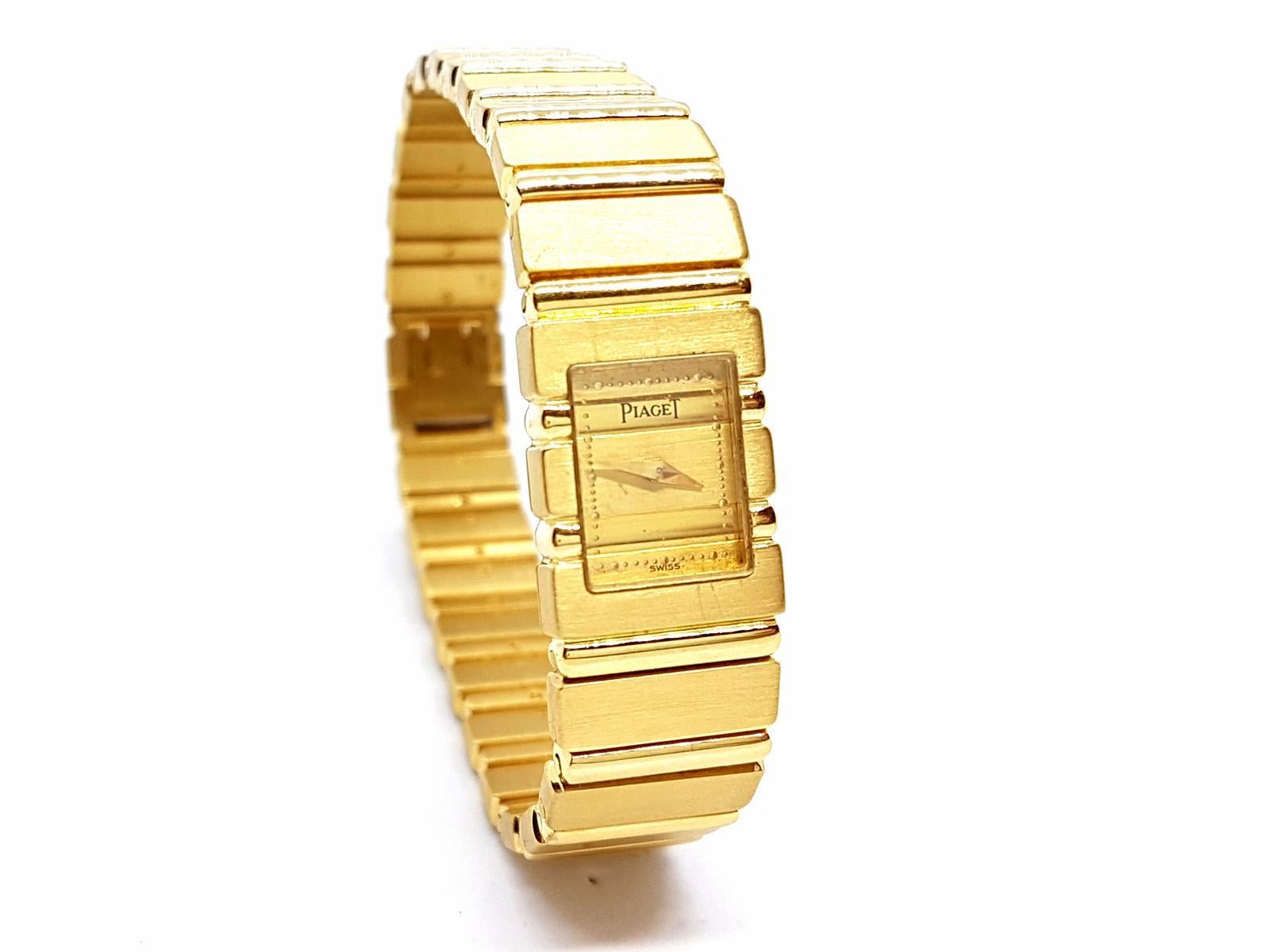 Watch signed by Piaget. Polo model. quartz movement. 1980-90. numbered 15201 443752 C701. Case 2 cm. bracelet size 18 cm. width strap: 1cm recently revised perfect working. yellow gold 750 thousandths (18K) stamped .
Total weight: 82.90 g
