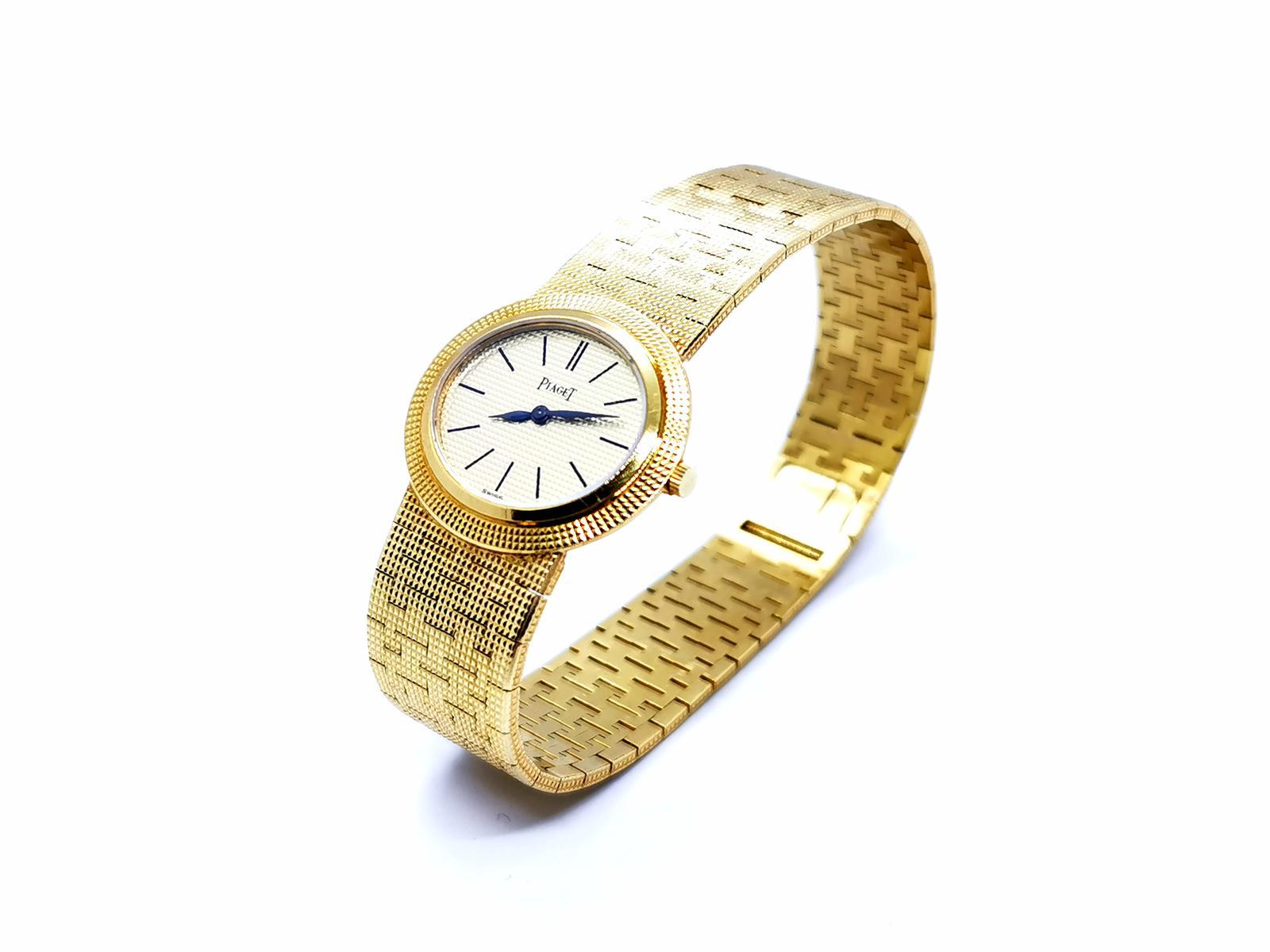 Women watches signed by Piaget. yellow gold 750 thousandths. oval case. mechanical movement. housing dimensions: 26.8 mm x 24 mm. strap length: 18.5 cm. strap width front: 1.68 cm at the rear strap width: 1.38 cm. sapphire. revised perfect operating