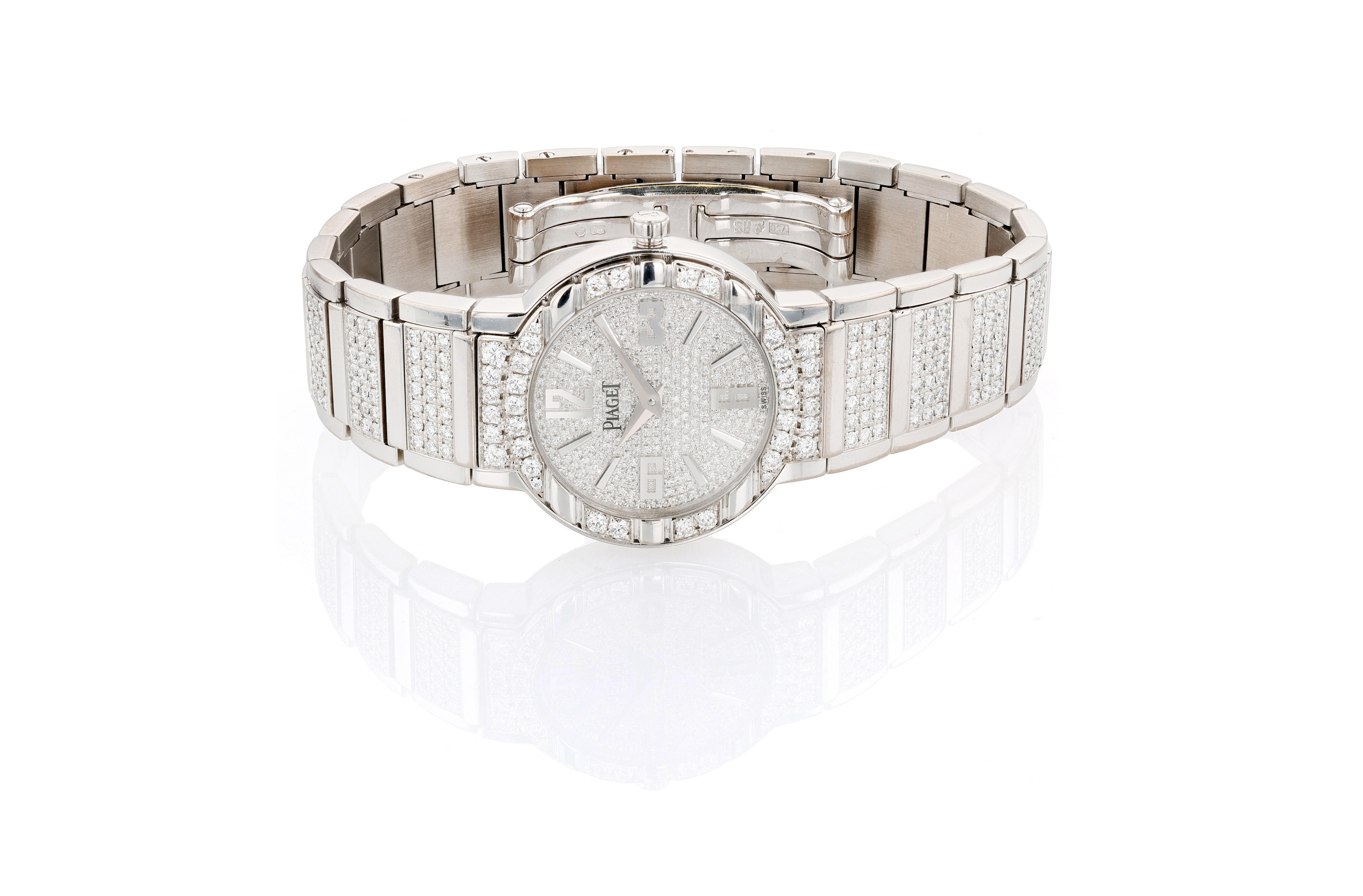 Die Piaget Polo Limelight ist eine glamouröse Version einer bereits ikonischen Uhr. Sie ist aus 18 Karat Weißgold gefertigt und vollständig mit Diamanten besetzt - eine absolut atemberaubende Armbanduhr für Sammler, die keinen Unterschied zwischen