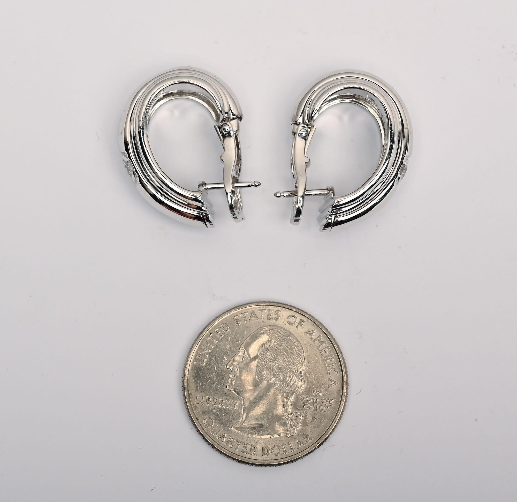 Contemporain Piaget, boucles d'oreilles demi-créoles en or blanc avec diamants en vente