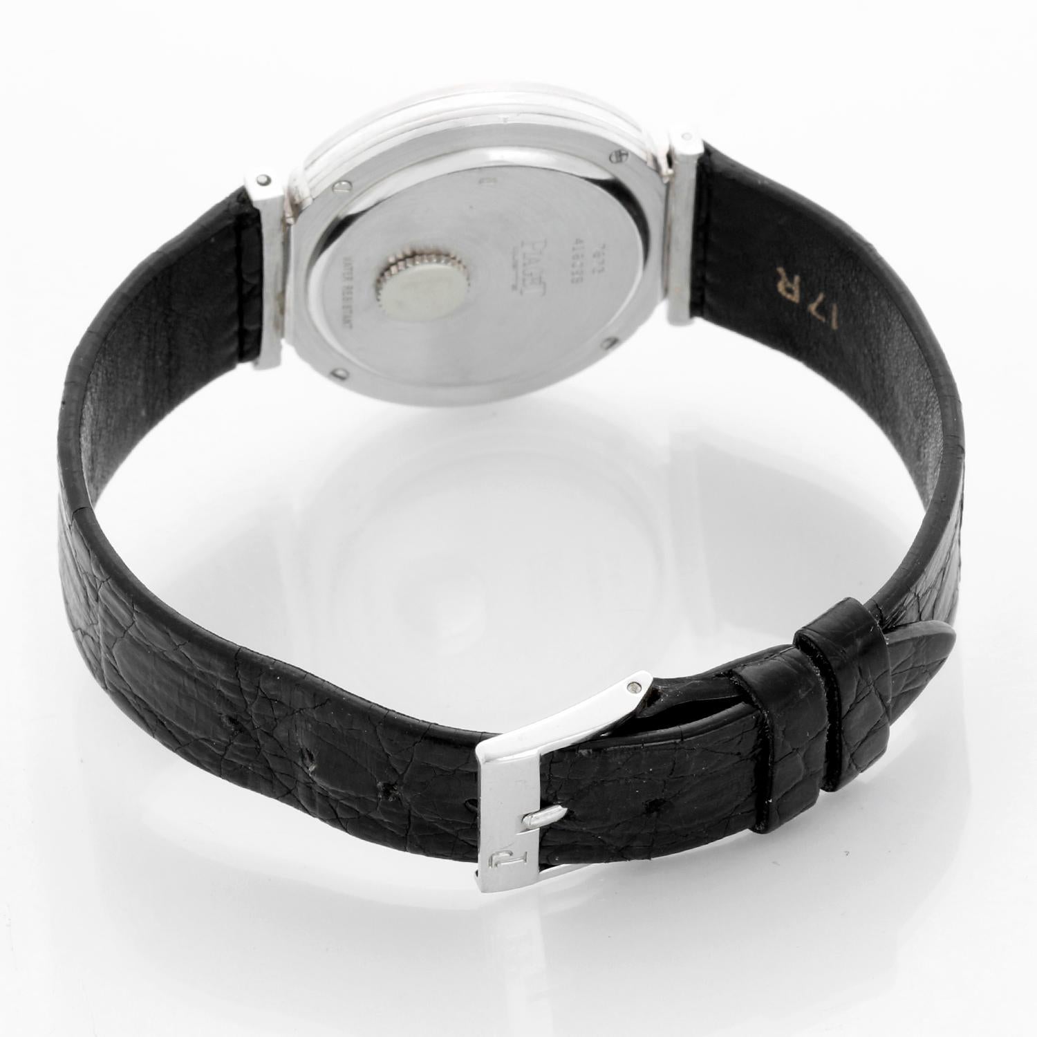 Piaget Weißgold Herren Polo Dress Watch Ref. 7673 - Quarz. POLO. Gehäuse aus 18k Weißgold (32 mm). Schwarzes Zifferblatt. Schwarzes Piaget-Armband mit Piaget-Schließe. Pre-owned mit benutzerdefinierten Box.

