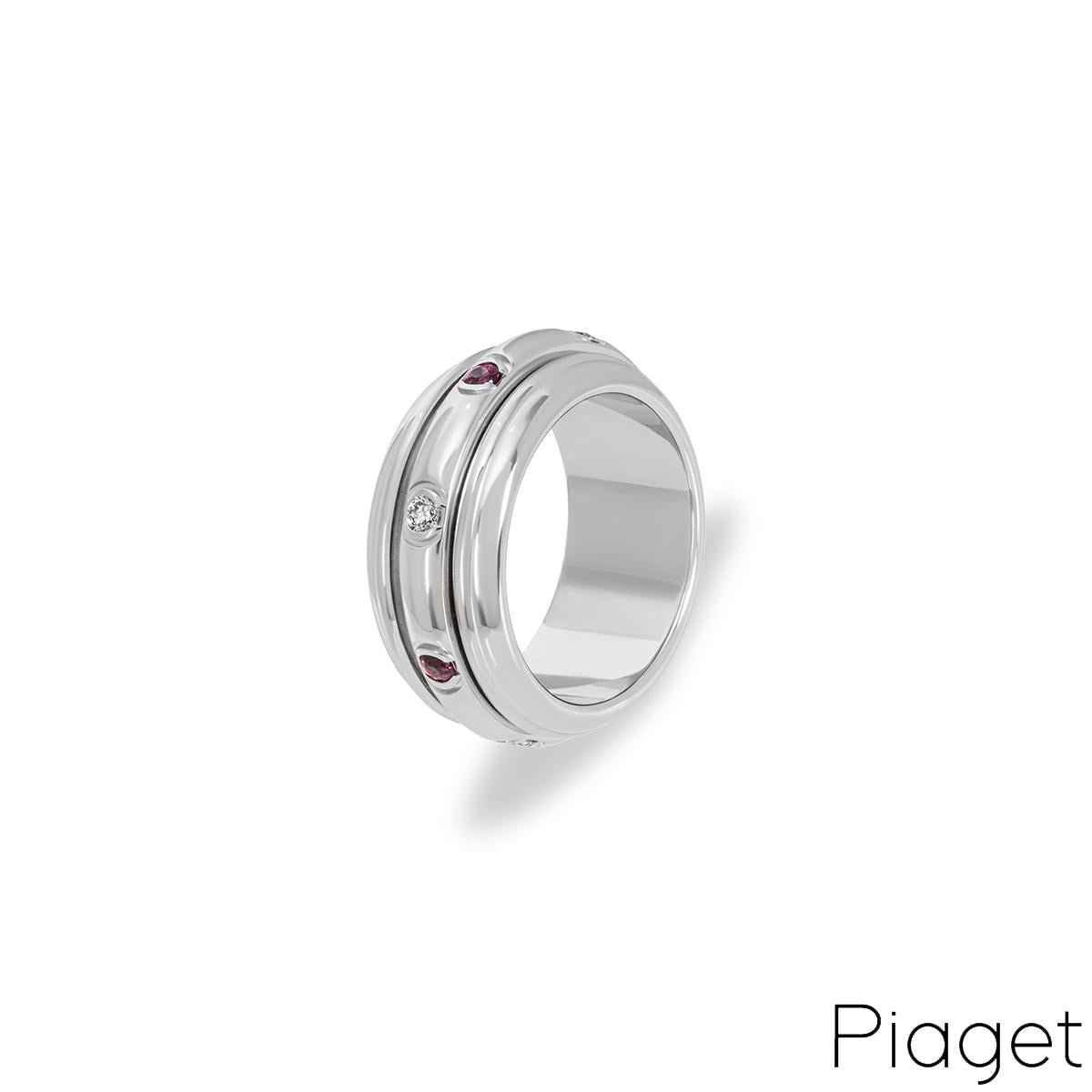 Ein mit Rubinen und Diamanten besetzter Ring aus 18 Karat Weißgold von Piaget aus der Kollektion Possession. Der Ring ist mit einem frei beweglichen, mit Rubinen und Diamanten besetzten Mittelring versehen. Es sind vier Rubine mit einem ungefähren