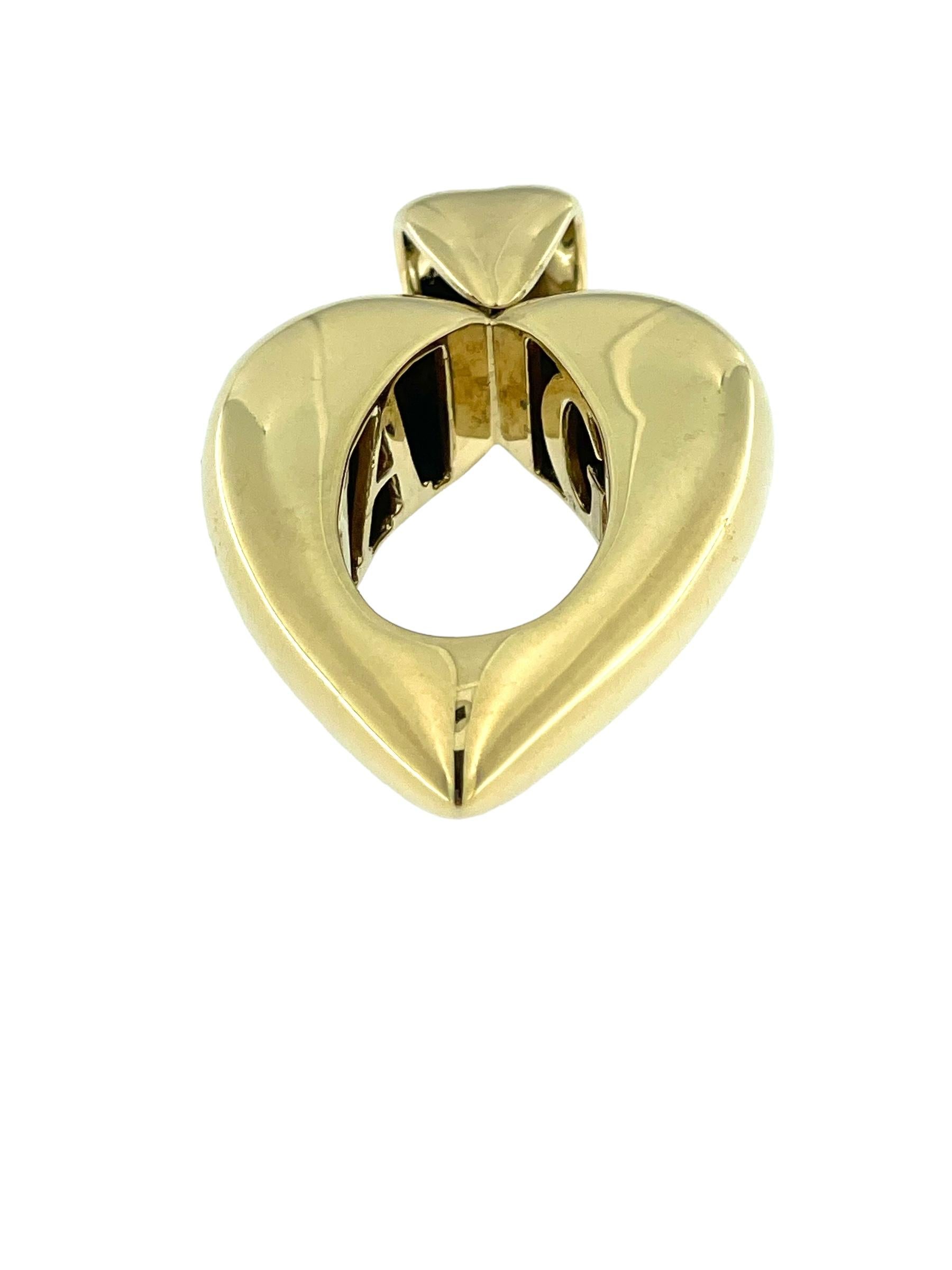 Ce pendentif cœur en or jaune de Piaget est un bijou magnifique et raffiné qui respire l'élégance et le charme. Fabriqué en or jaune 18 carats de haute qualité, ce pendentif présente une forme de cœur classique, symbole intemporel d'amour et