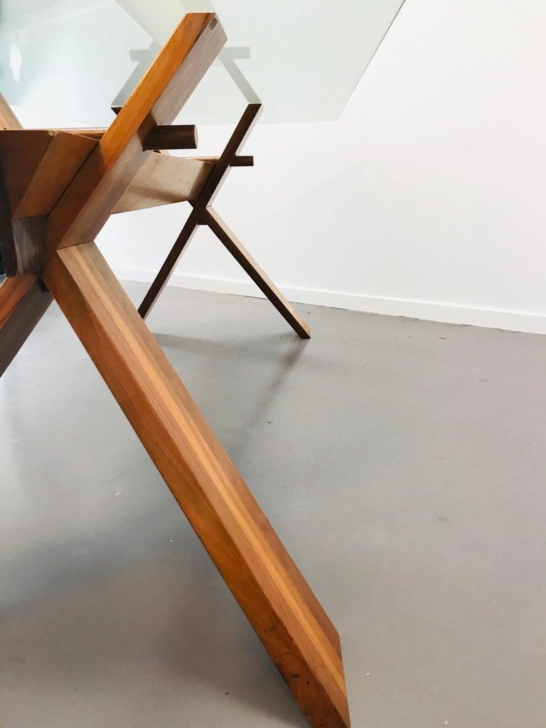 Atemberaubender Bross Tisch von7 Alfredo Simonit und Giorgio Del Piero aus Holz und Glas, perfekte klare Linien, die ein Gefühl von perfekter Eleganz vermitteln.
Unglaublich dickes Kristallglas, das von einem starken Holzrahmen getragen wird, der