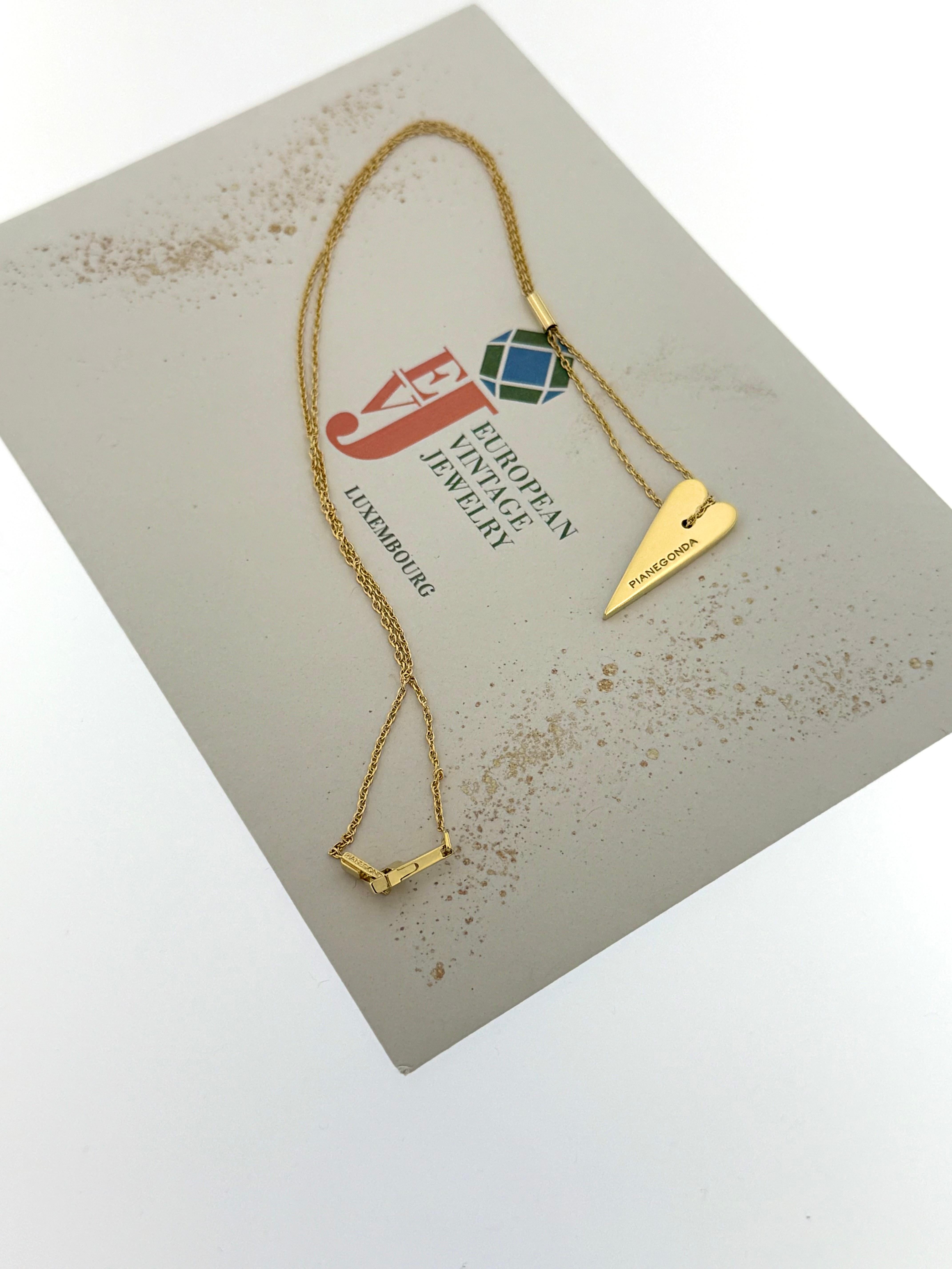 Länge der Kette : 42 cm
Länge des Anhängers: 7,3 cm
Länge des Herzens: 2,2 cm, Breite: 1,1 cm
Diamanten : 0,20 ct

Diese romantische und raffinierte Halskette des renommierten italienischen Juweliers Pianegonda zeichnet sich durch einen skulpturalen