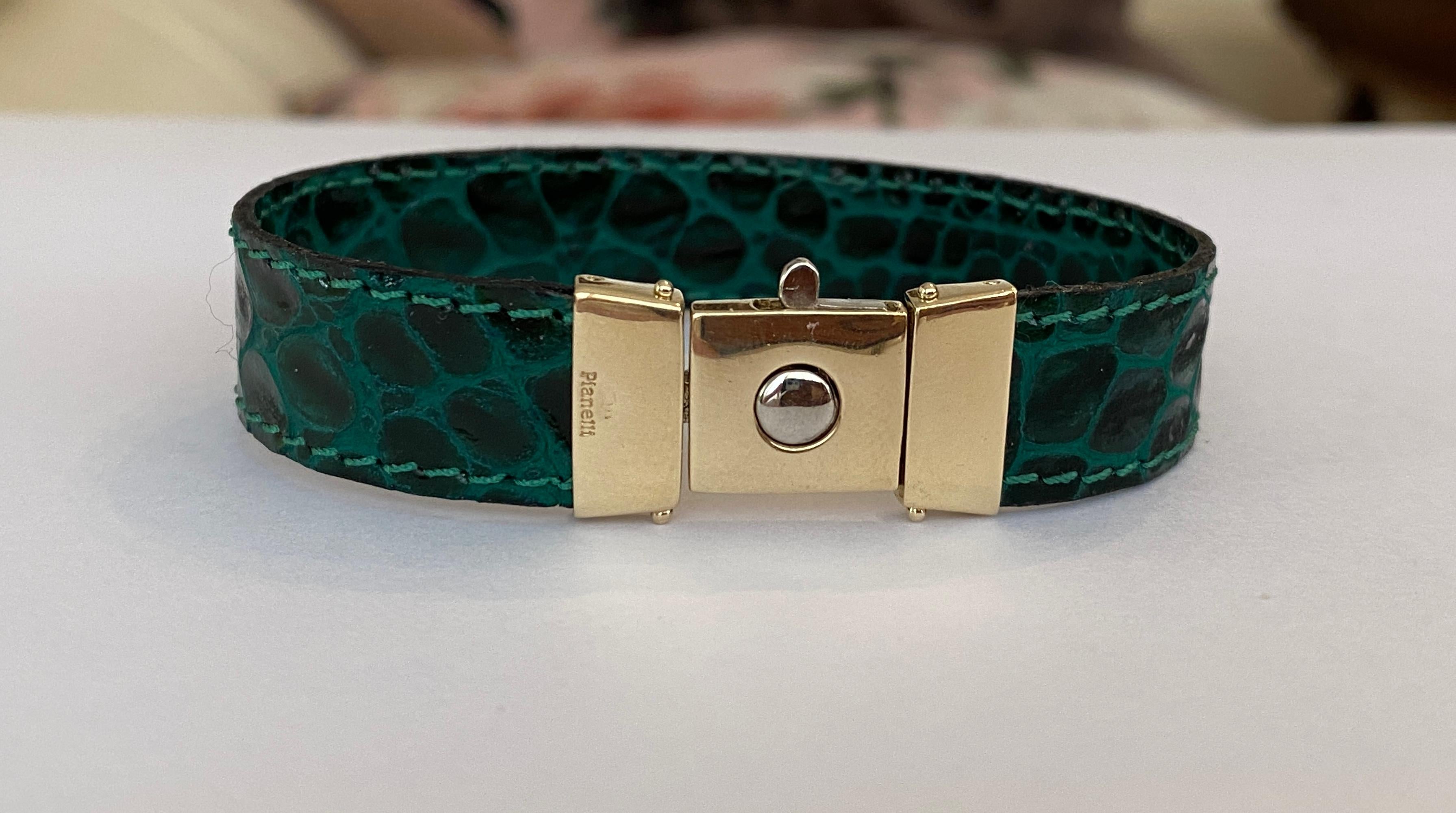Offered 14 k. gold bracelet clasp in white and yellow gold, with interchangeable leather straps in blue, black and green. Singed Pianelli 585. On the back also stamp 585. Good condition! Straps looks as new.
Lengte: 18.5-19 cm. 
Width:1.6 -1.4