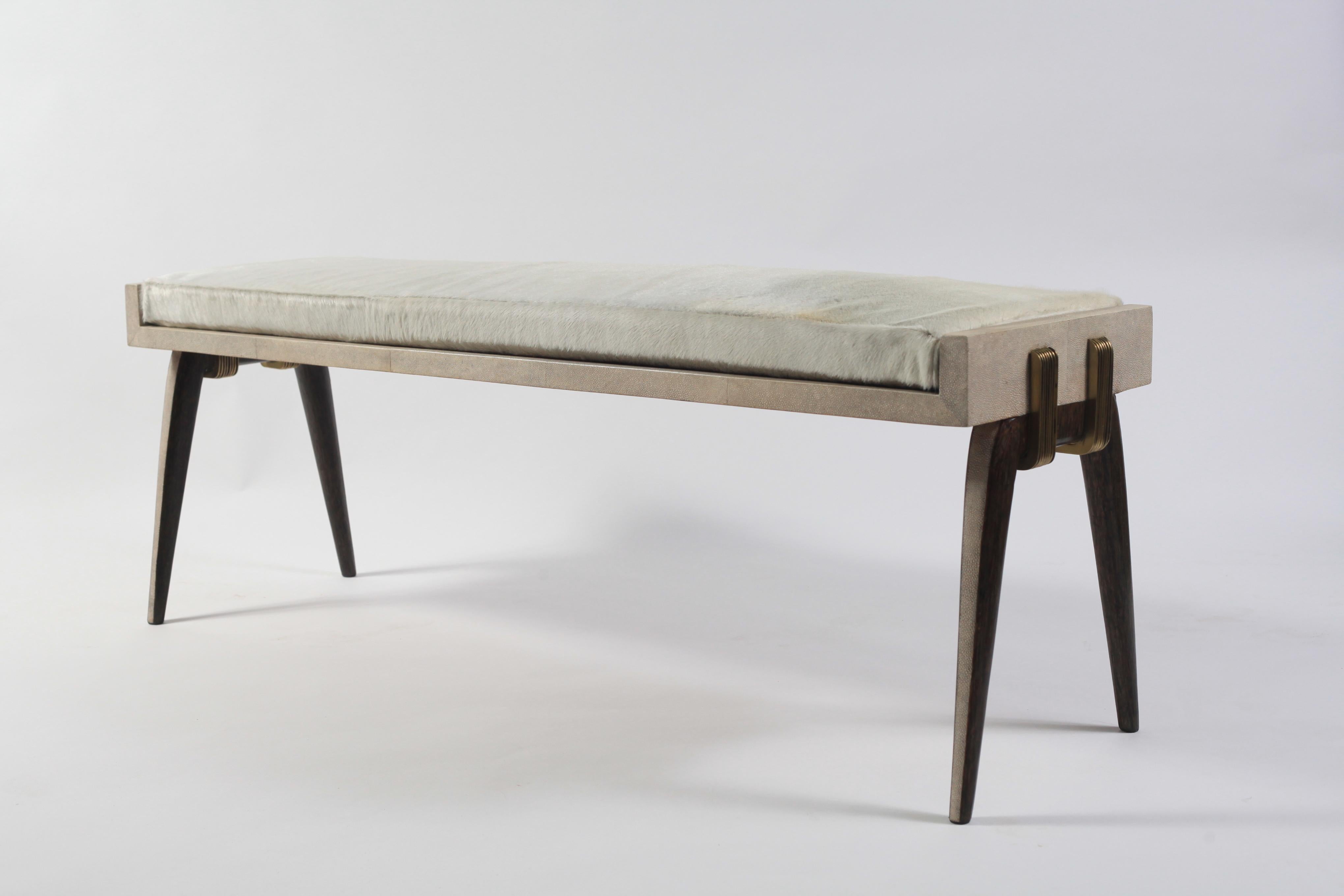 Art déco Tabouret de pianiste en galuchat crème, Wood Wood et Bronze-Patina Brass by R&Y Augousti en vente