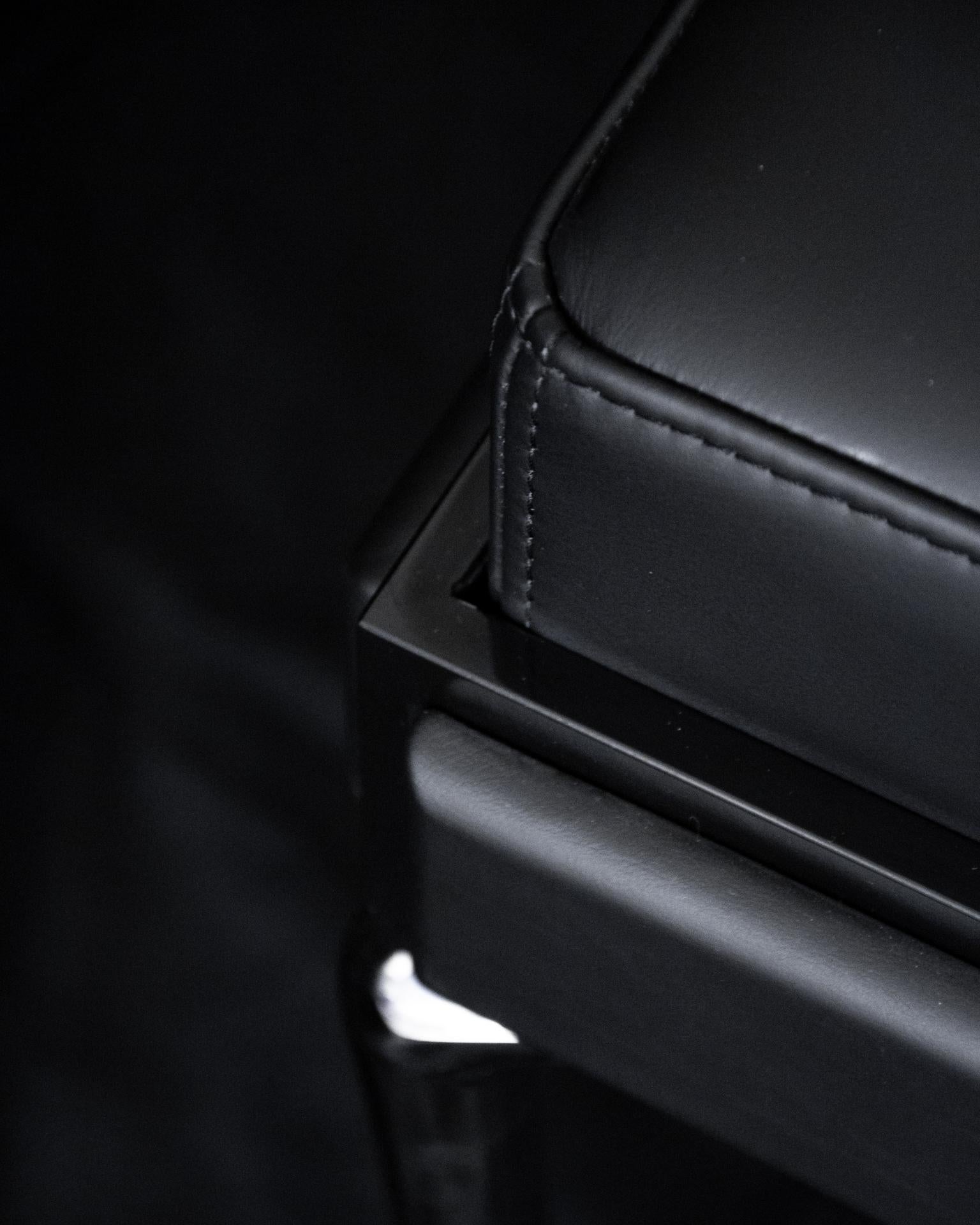 Panca per pianoforte, sgabello imbottito ad altezza regolabile in pelle nera In condizioni Nuovo in vendita a Copenhagen, DK