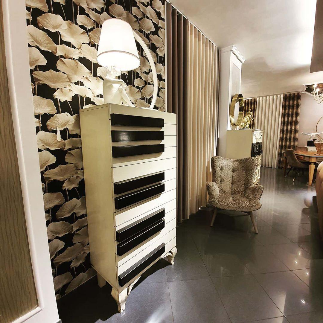 Mueble para piano by Lola Glamour
Dimensiones: P 40 x An 70 x Al 150 cm
Materiales: Madera.

Inspirado en un majestuoso piano de cola, nació esta pieza única: nuestro mueble Piano. Hicimos del teclado una puerta, de los pedales unas patas