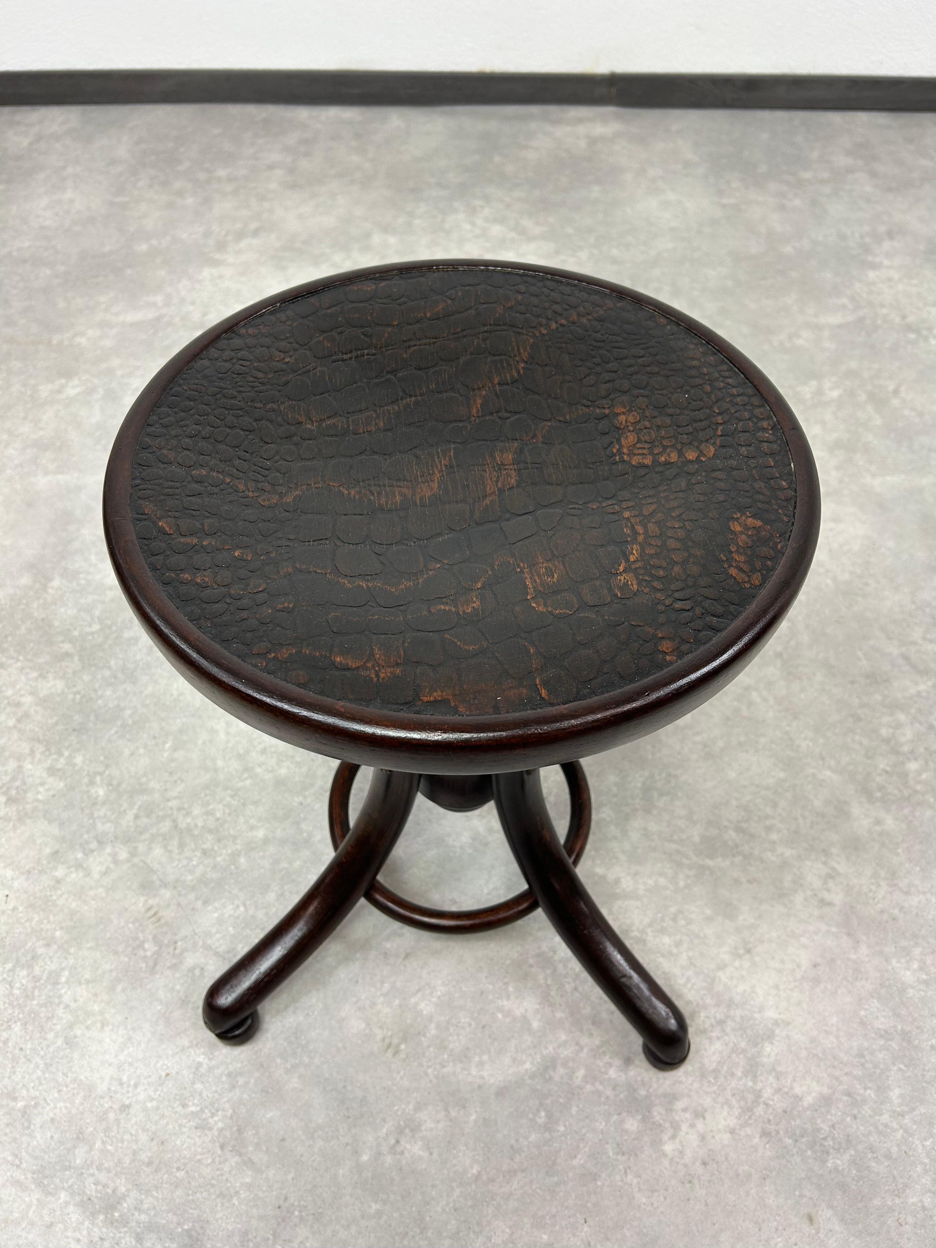 Klavierstuhl Nr. 1 von Thonet, professionell gebeizt und neu poliert.
