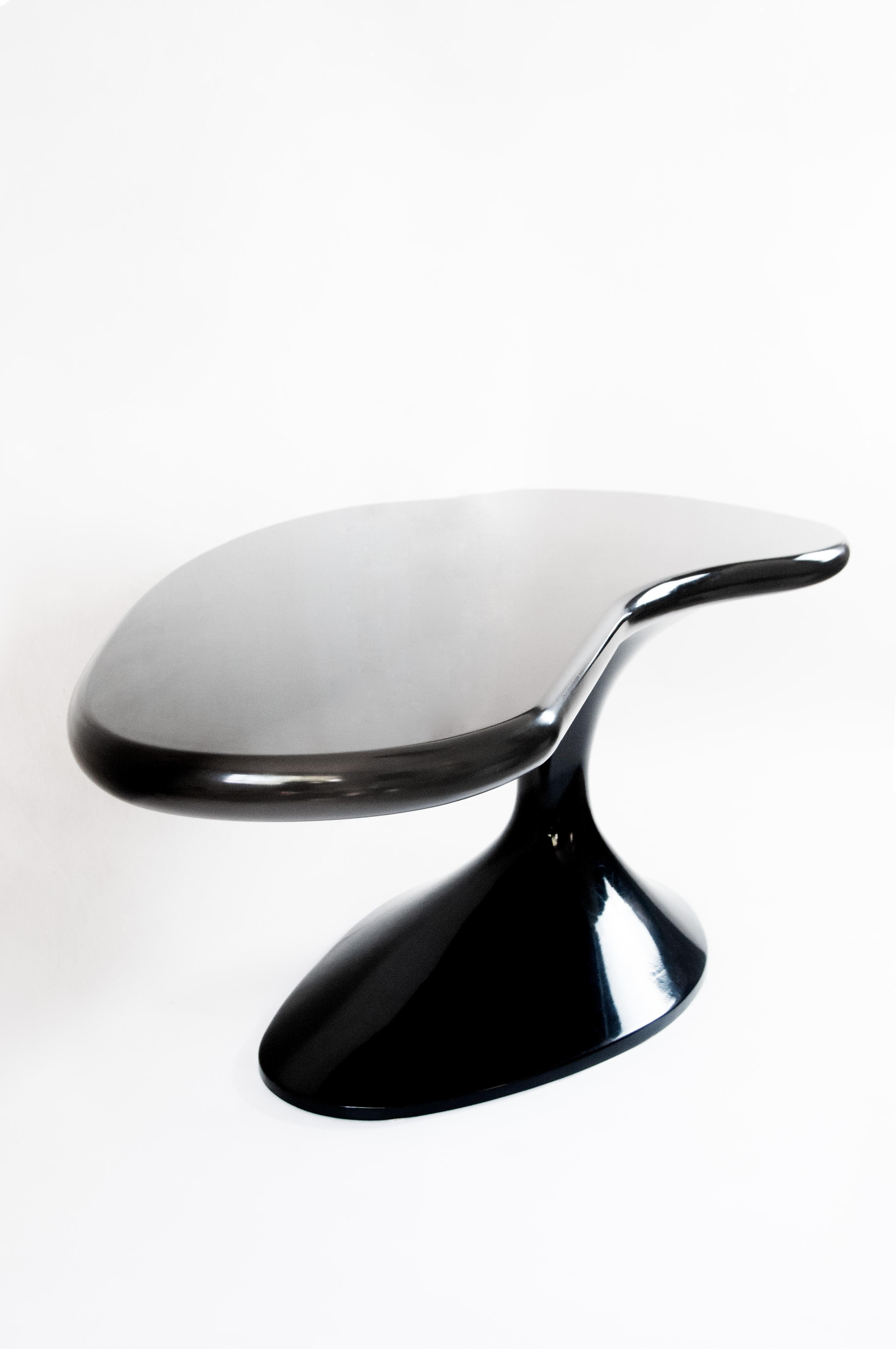 Intagliato Scrivania per pianoforte in legno laccato nero in vendita