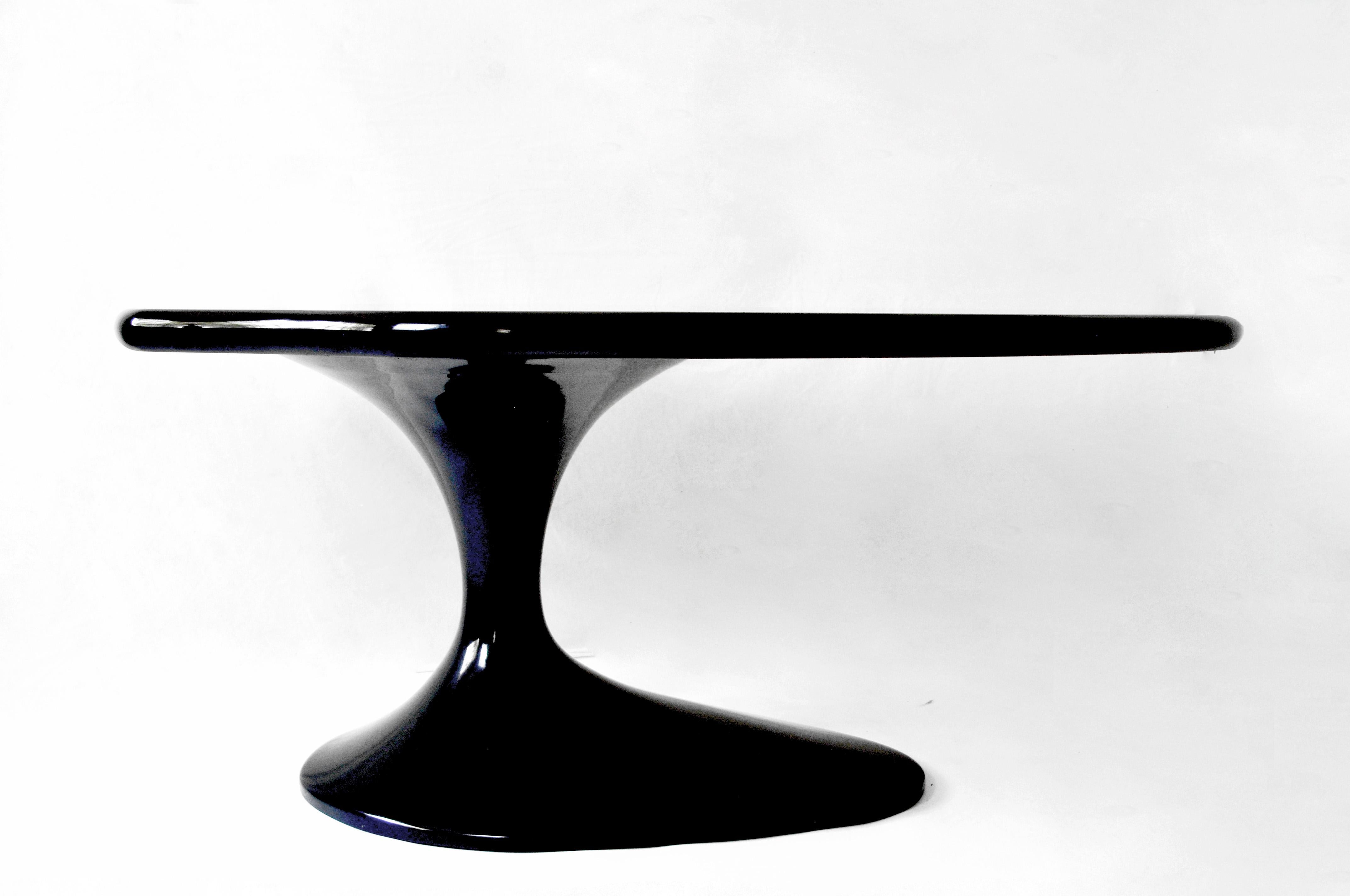 Una pieza escultural, elegante y pulida en negro, que evoca la presencia de un piano de cola. 

Piano Desk evoca una intrincada fusión de la gracia en la expresión artística y la disciplina del trabajo. La pieza pretende equiparar consecuentemente