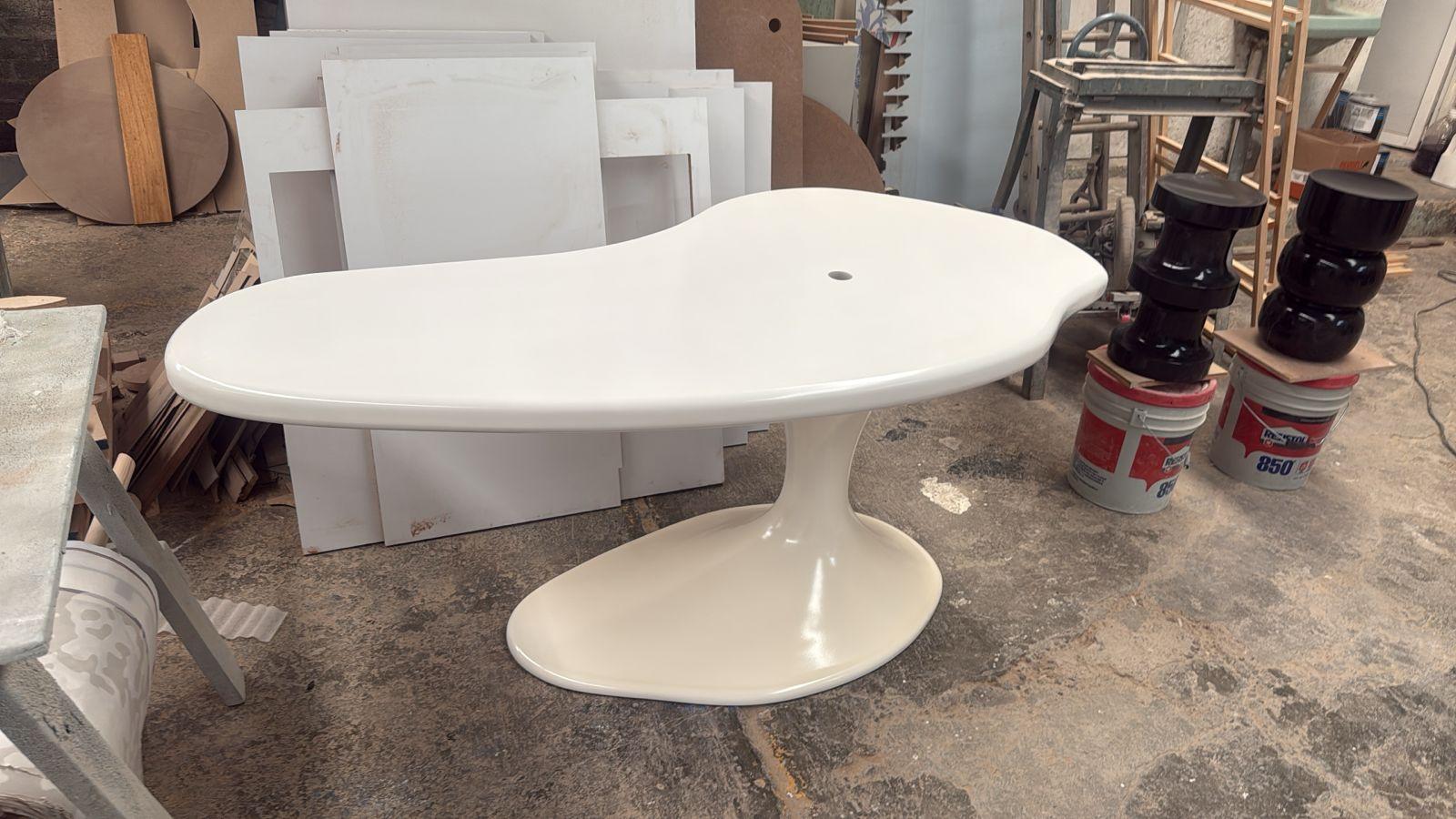 A sleek, white-polished, sculptural piece conjuring the presence of a grand piano. 

Piano Desk evokes an intricate fusion of the grace in artistic expression and the discipline of work. The piece intends to consequentially equate the rhythm of a