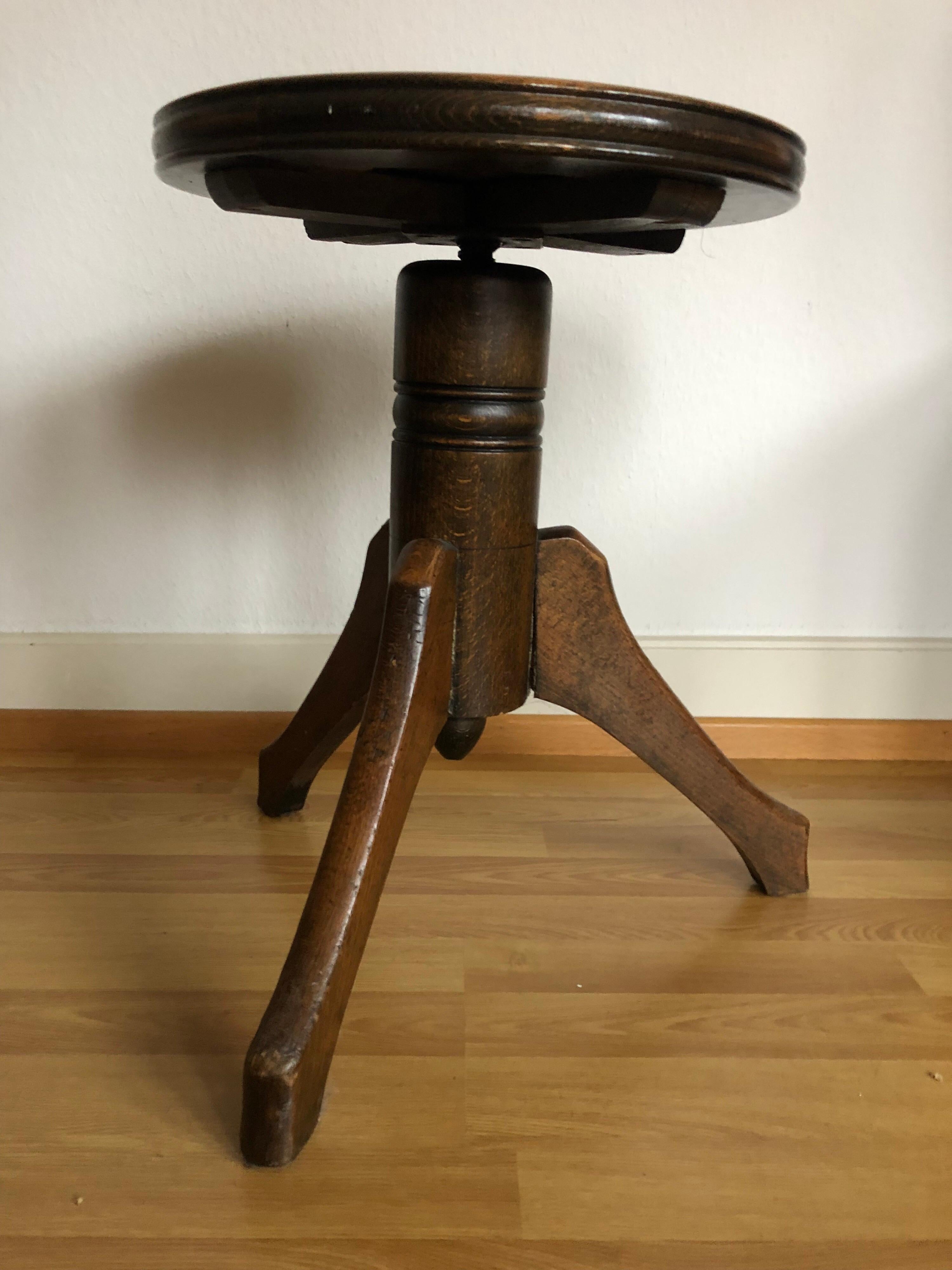 Elegant antique oak piano stool
Piano stool is three legged and has a good turning mechanism
Twists upwards and downwards without trouble.
Measures: Height 48 cm maximum height 60 cm diameter seat surface 37 cm.
 