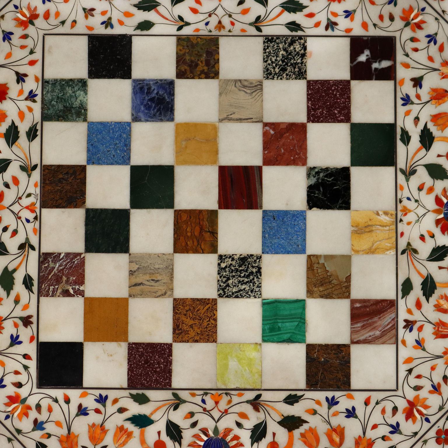 Piano ottagonale in marmo commesso, con decoro floreale e scacchiera policroma. Appartiene alla produzione indiana realizzata per l'esportazione in occidente, legata alla Compagnia inglese delle Indie Orientali.
Il decoro molto calligrafico e