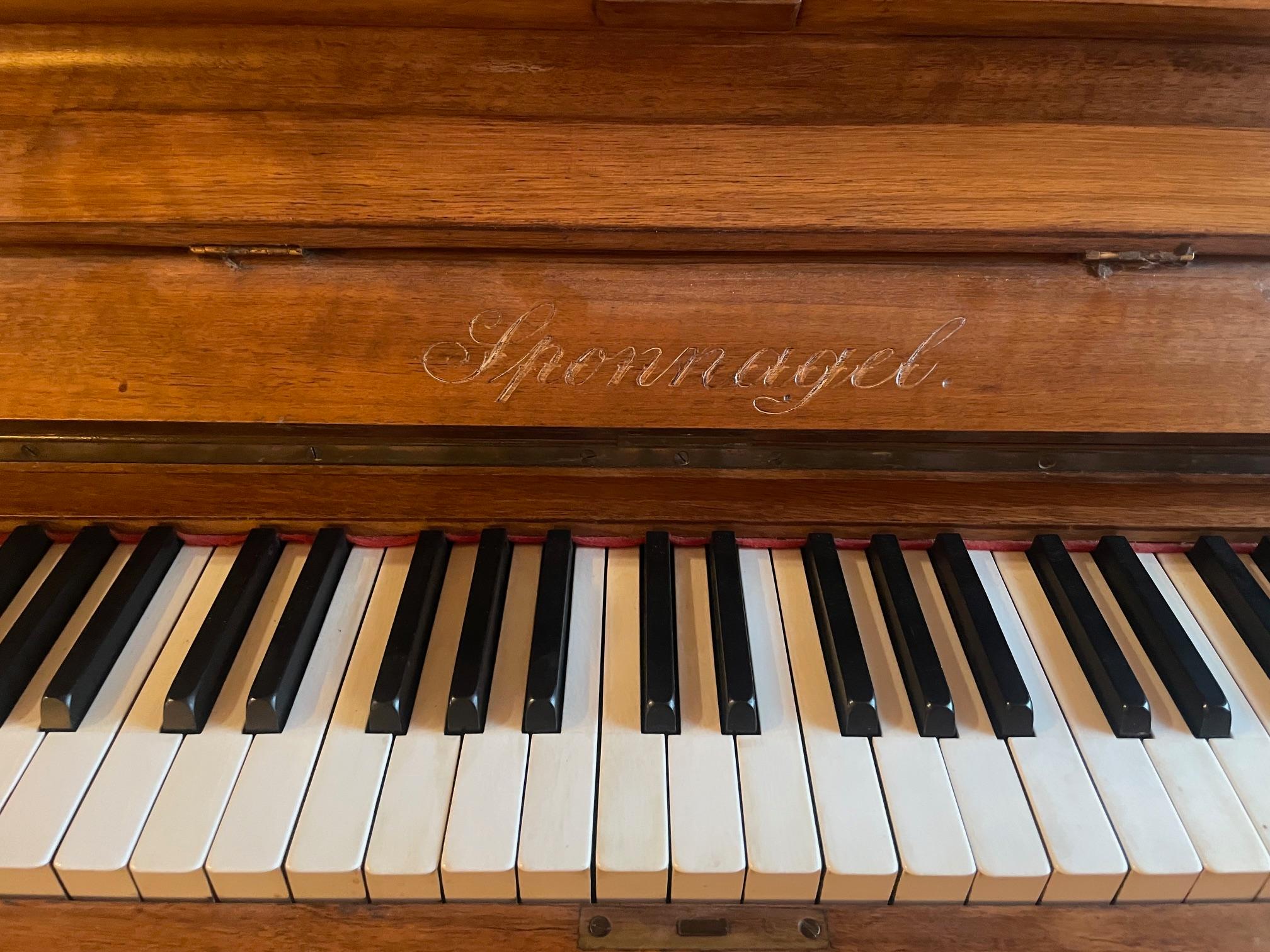 Piano Sponnagel um 1900 mit seinem Sitz im Angebot 4