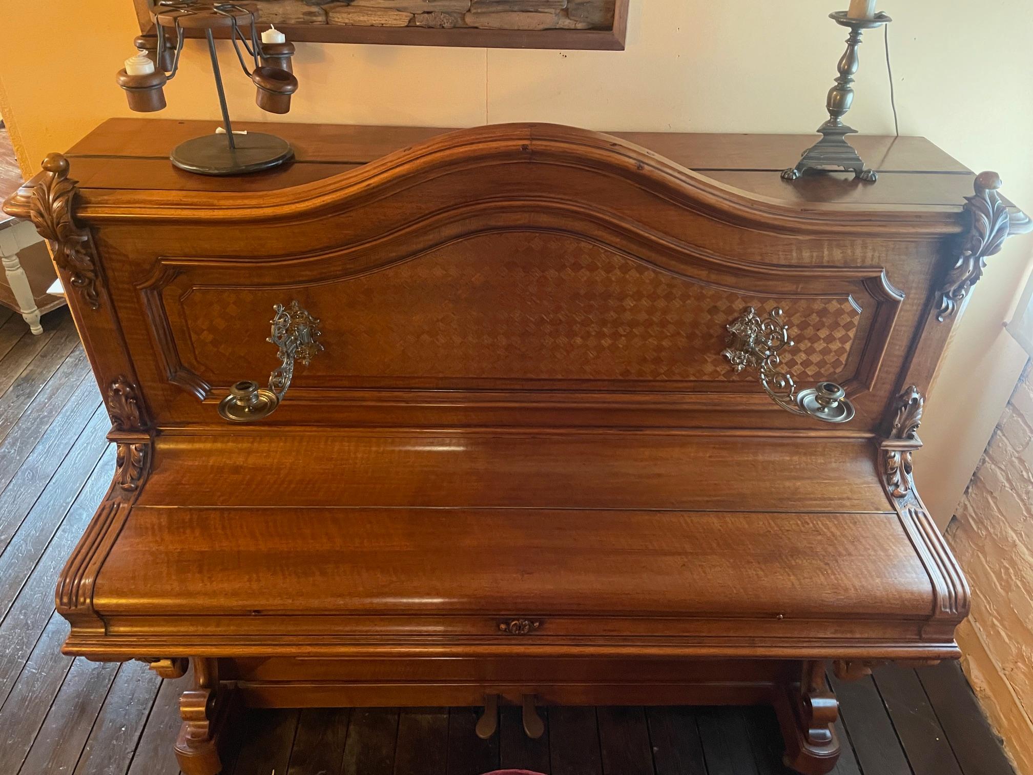 Sponnagel-Klavier um 1900 mit seinem Sitz
Sehr schöne Bildhauerarbeit und schöne Holzeinlegearbeit

Sehr schöne Patina und in sehr gutem Zustand

Das Klavier ist funktionstüchtig und muss natürlich gestimmt werden