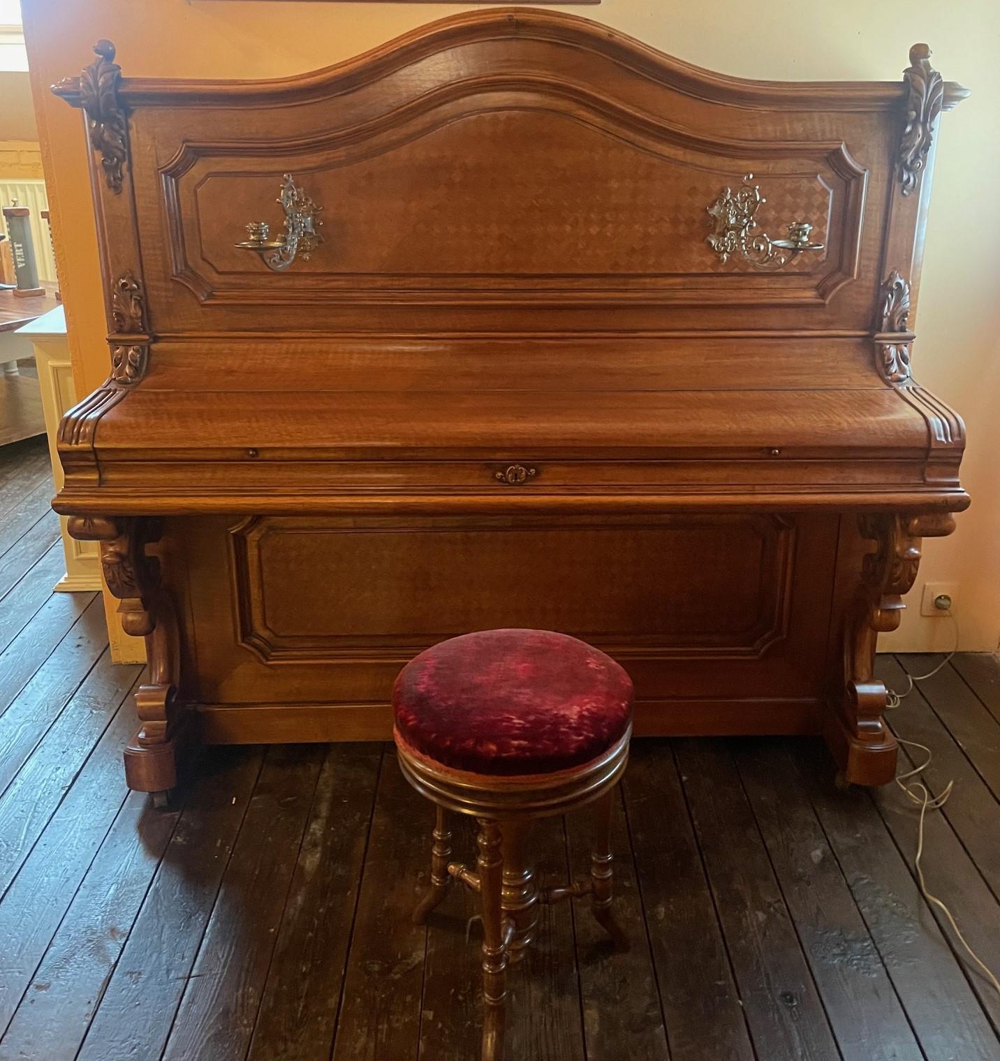 Piano Sponnagel um 1900 mit seinem Sitz (Ästhetizismus) im Angebot