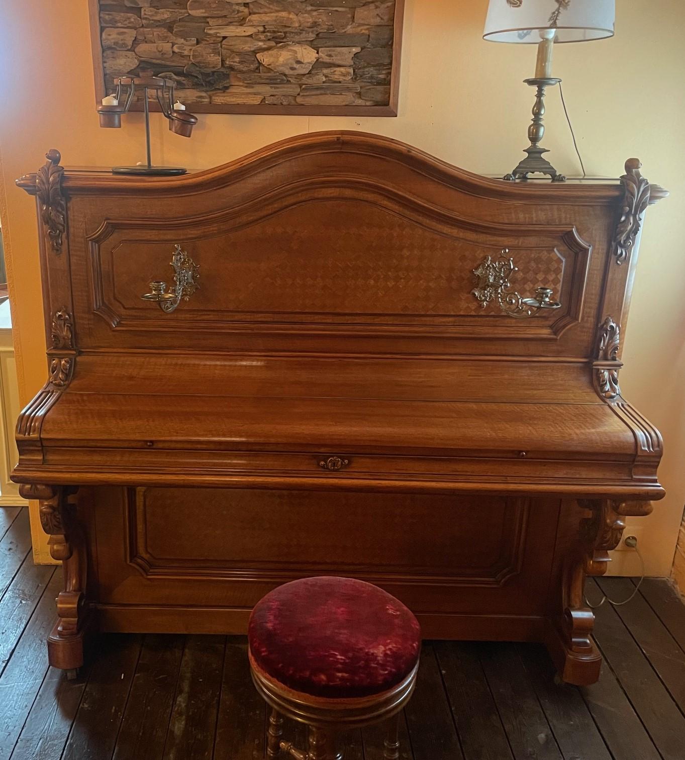 Piano Sponnagel um 1900 mit seinem Sitz (19. Jahrhundert) im Angebot