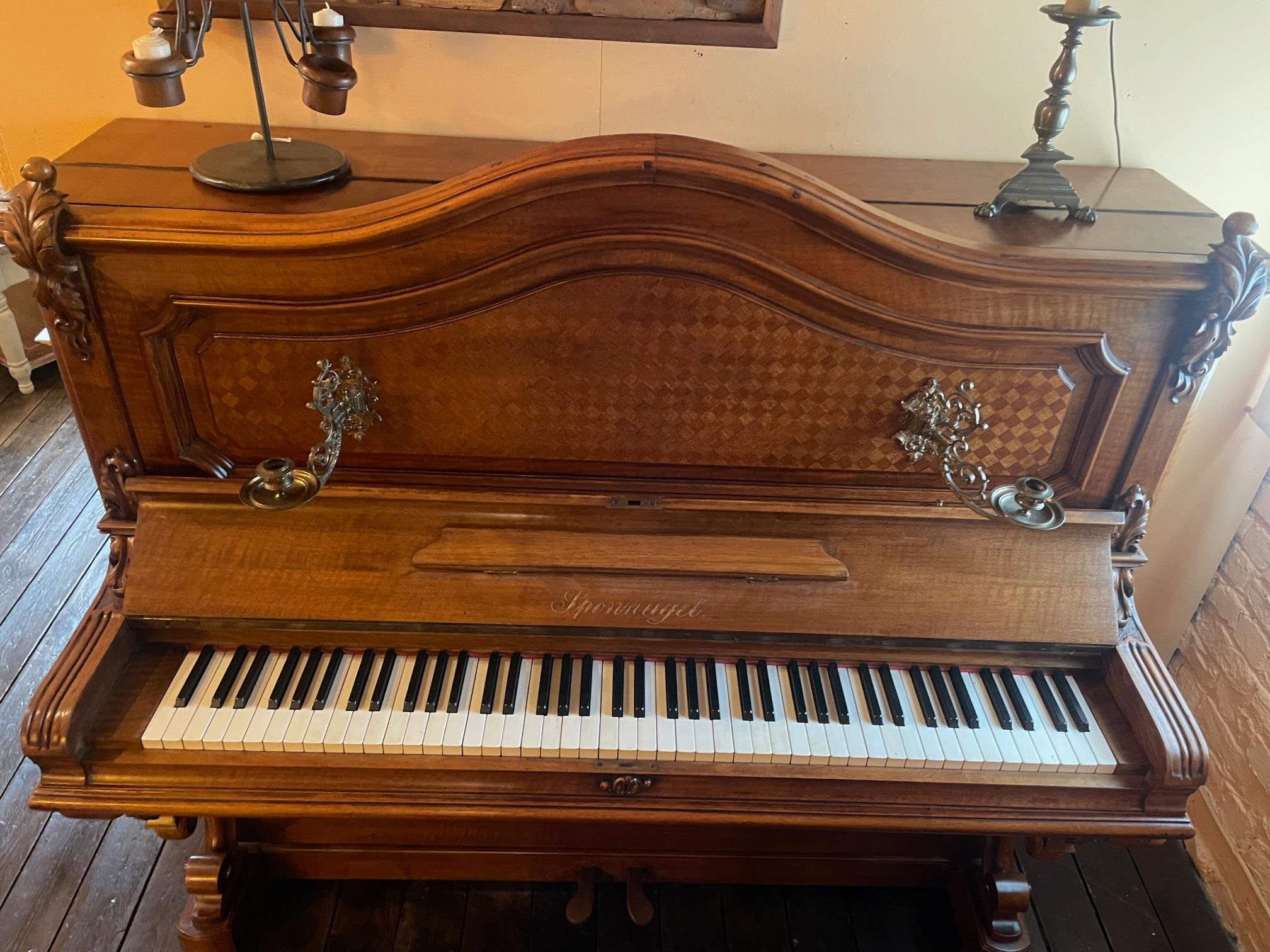 Piano Sponnagel um 1900 mit seinem Sitz (Holz) im Angebot