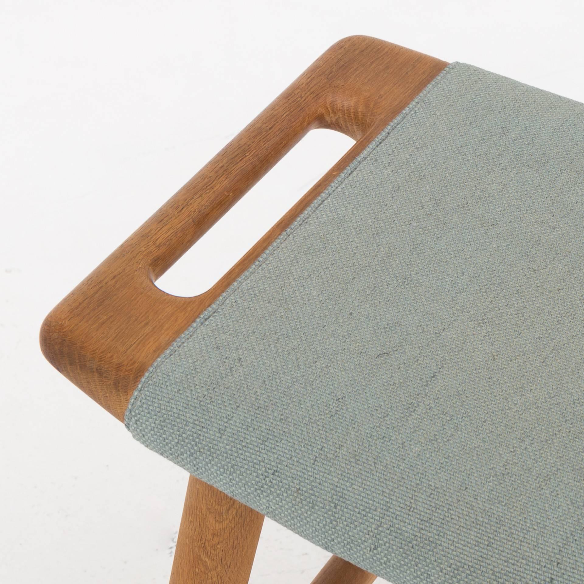 AP 30, piano stool in oak with original green wool. Maker AP stolen.