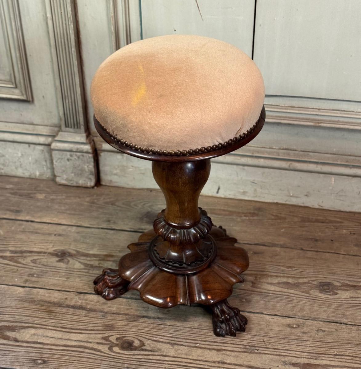 Taburete de piano en nogal tallado, hacia 1880 Madera en venta