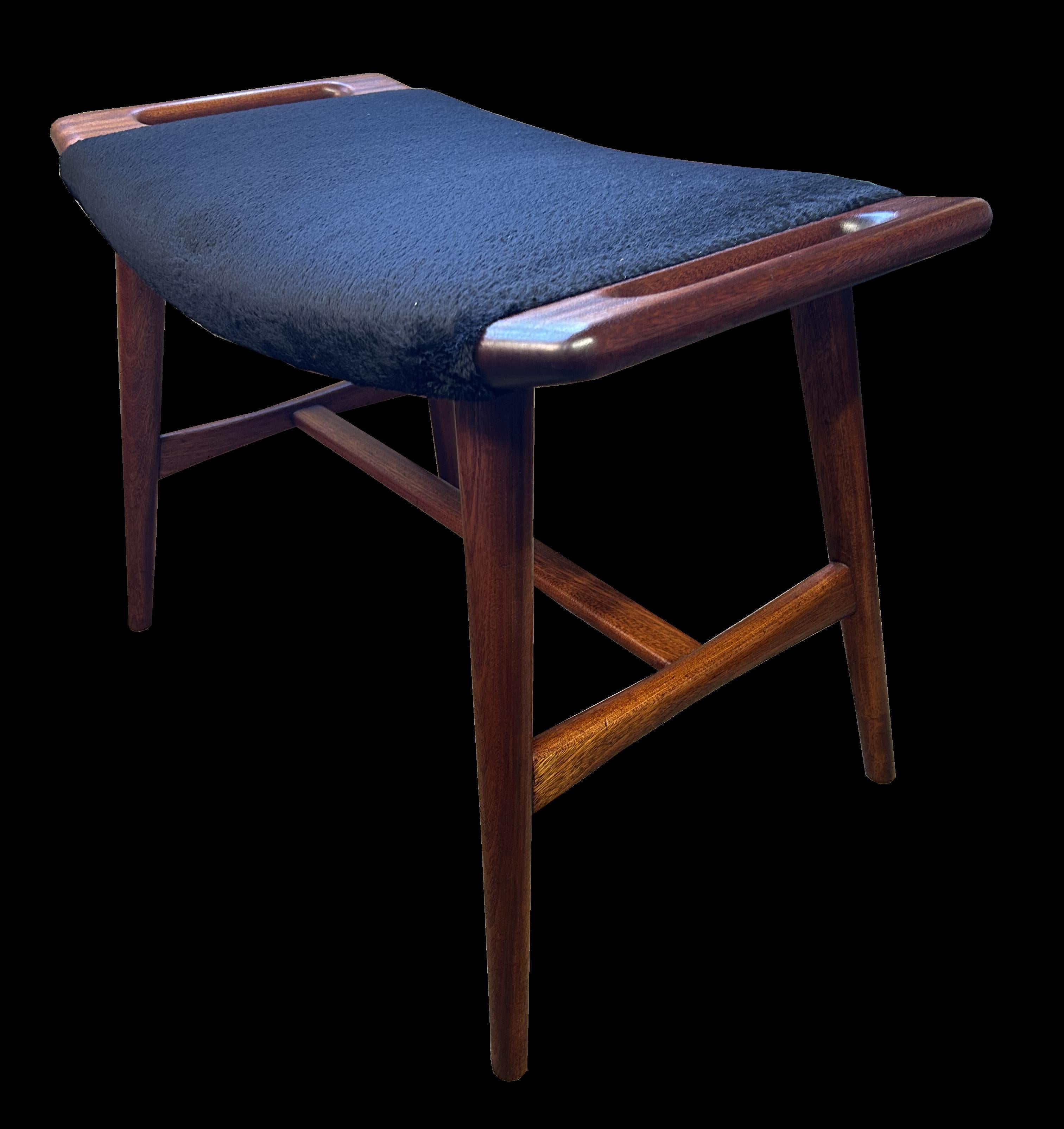 Ein schöner originaler Klavierhocker von Hans J. Wegner, identisch mit dem anderen, den wir hier aufgelistet haben, mit dem einzigen Unterschied, dass dieser, obwohl er ursprünglich zur gleichen Zeit gekauft wurde, nicht den A.P. Stolen-Stempel