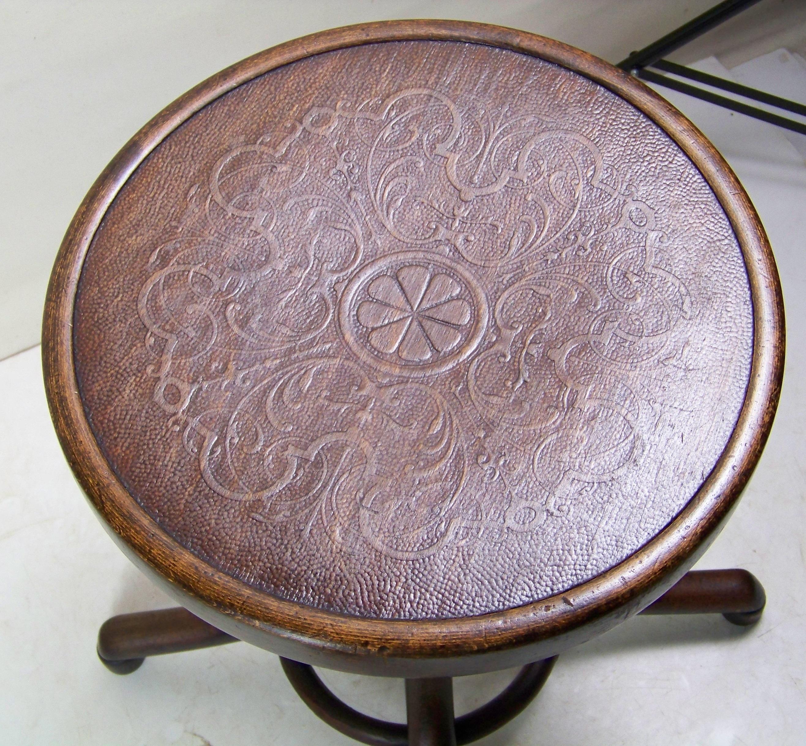 Original state with a pleasant patine of age, perfectly cleaned and re-polished with shellac polish. 