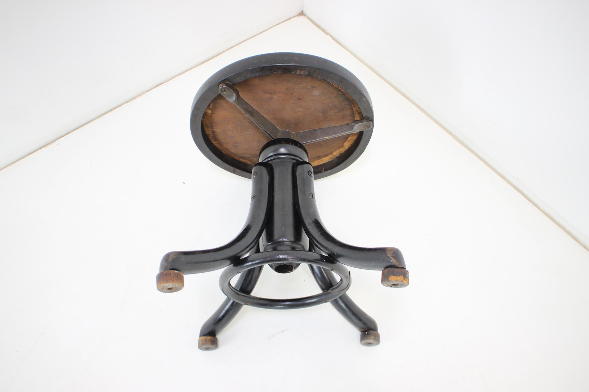 Höhenverstellbarer Drehhocker. Die Sitzhöhe ist von 44 bis 60 cm einstellbar.
Solide konstruierter Sockel, dekorative Unterschenkel. 
Guter Originalzustand mit Gebrauchsspuren, Patina.

