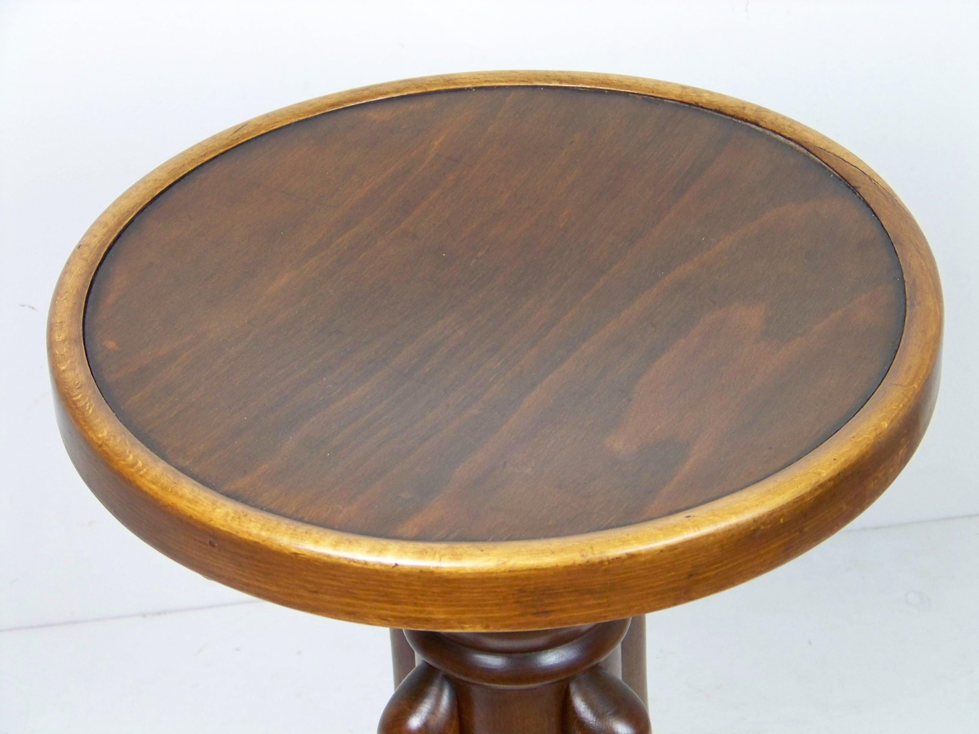 Original state with a pleasant patine of age, perfectly cleaned and re-polished with shelack finish.