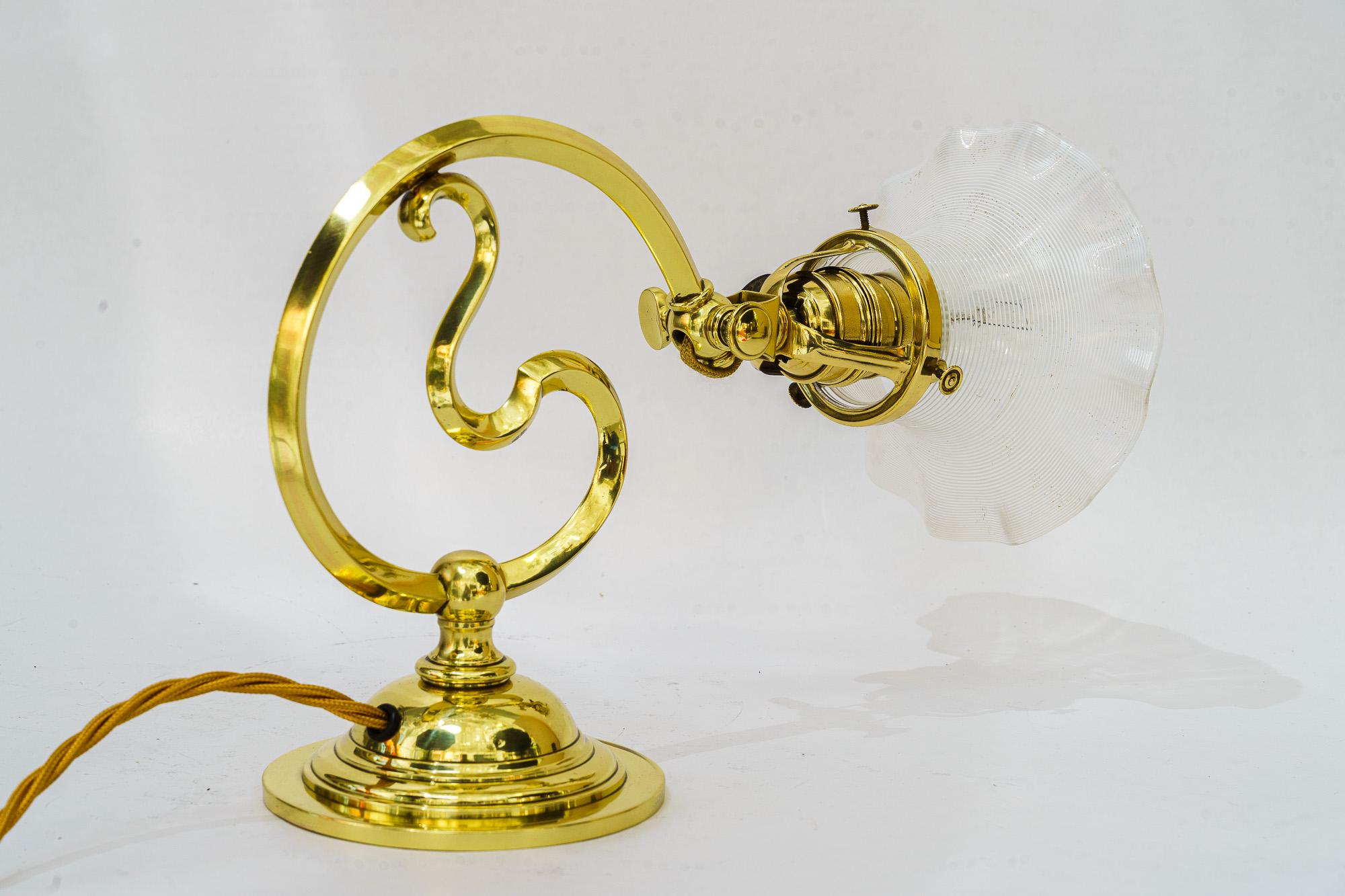Lampada da tavolo con paralume in vetro opalino  art deco vienna intorno agli anni '20
Lucidato e smaltato a fuoco
Paralume originale in vetro opalino antico 