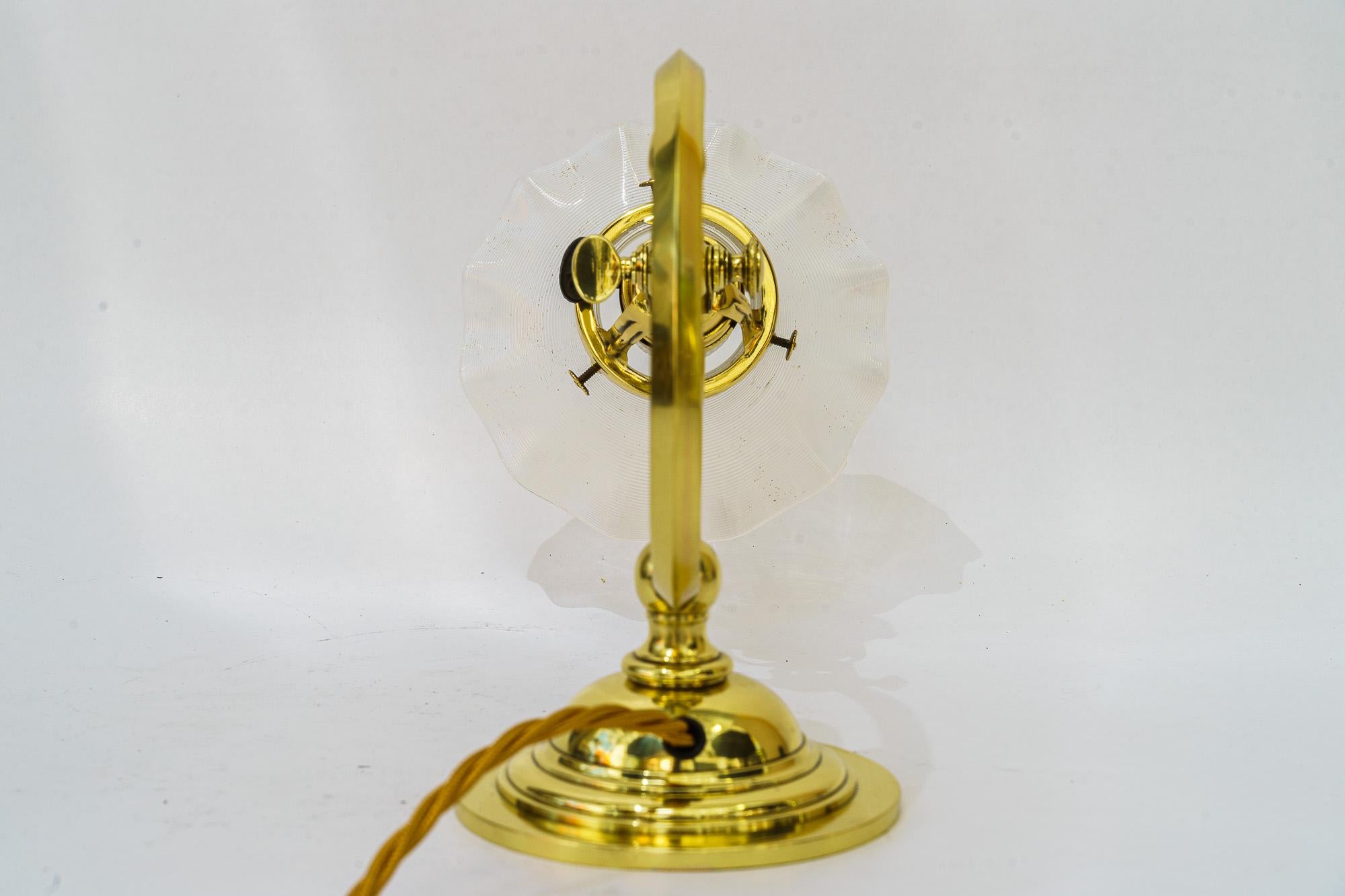 Laccato Lampada da tavolo con paralume in vetro opalino  art deco vienna intorno agli anni '20 in vendita