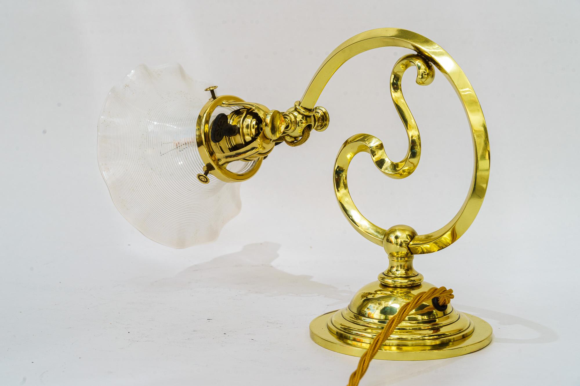 Lampada da tavolo con paralume in vetro opalino  art deco vienna intorno agli anni '20 In condizioni buone in vendita a Wien, AT
