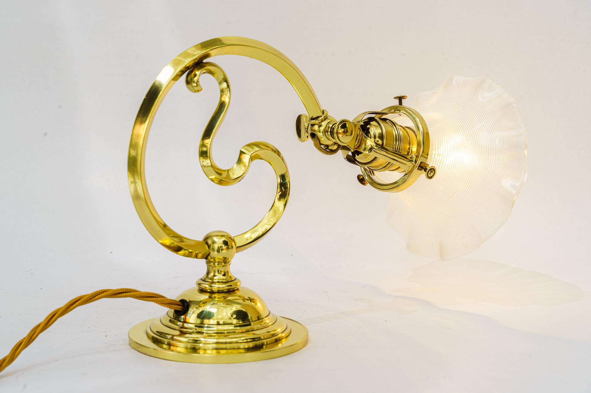 Inizio XX secolo Lampada da tavolo con paralume in vetro opalino  art deco vienna intorno agli anni '20 in vendita