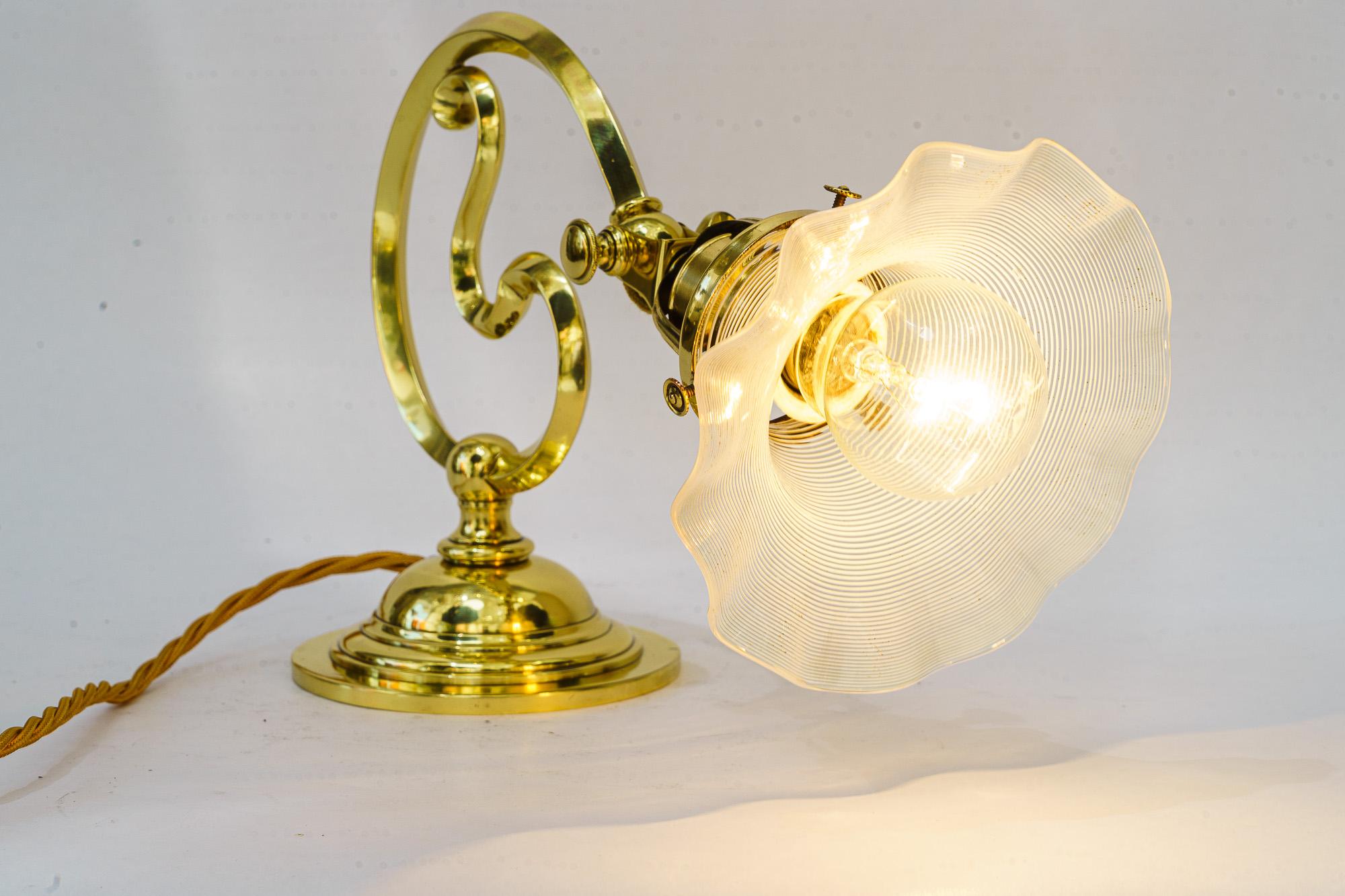 Ottone Lampada da tavolo con paralume in vetro opalino  art deco vienna intorno agli anni '20 in vendita