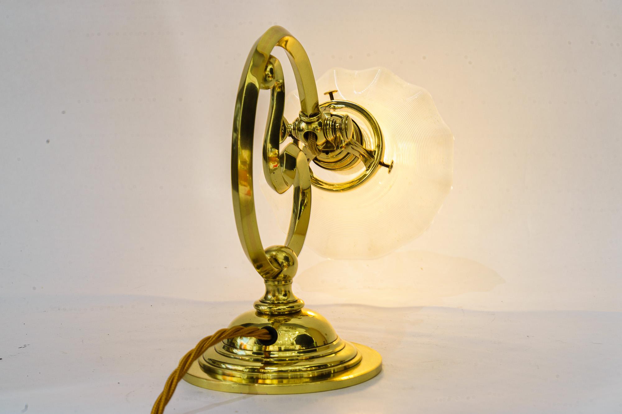 Lampada da tavolo con paralume in vetro opalino  art deco vienna intorno agli anni '20 in vendita 1