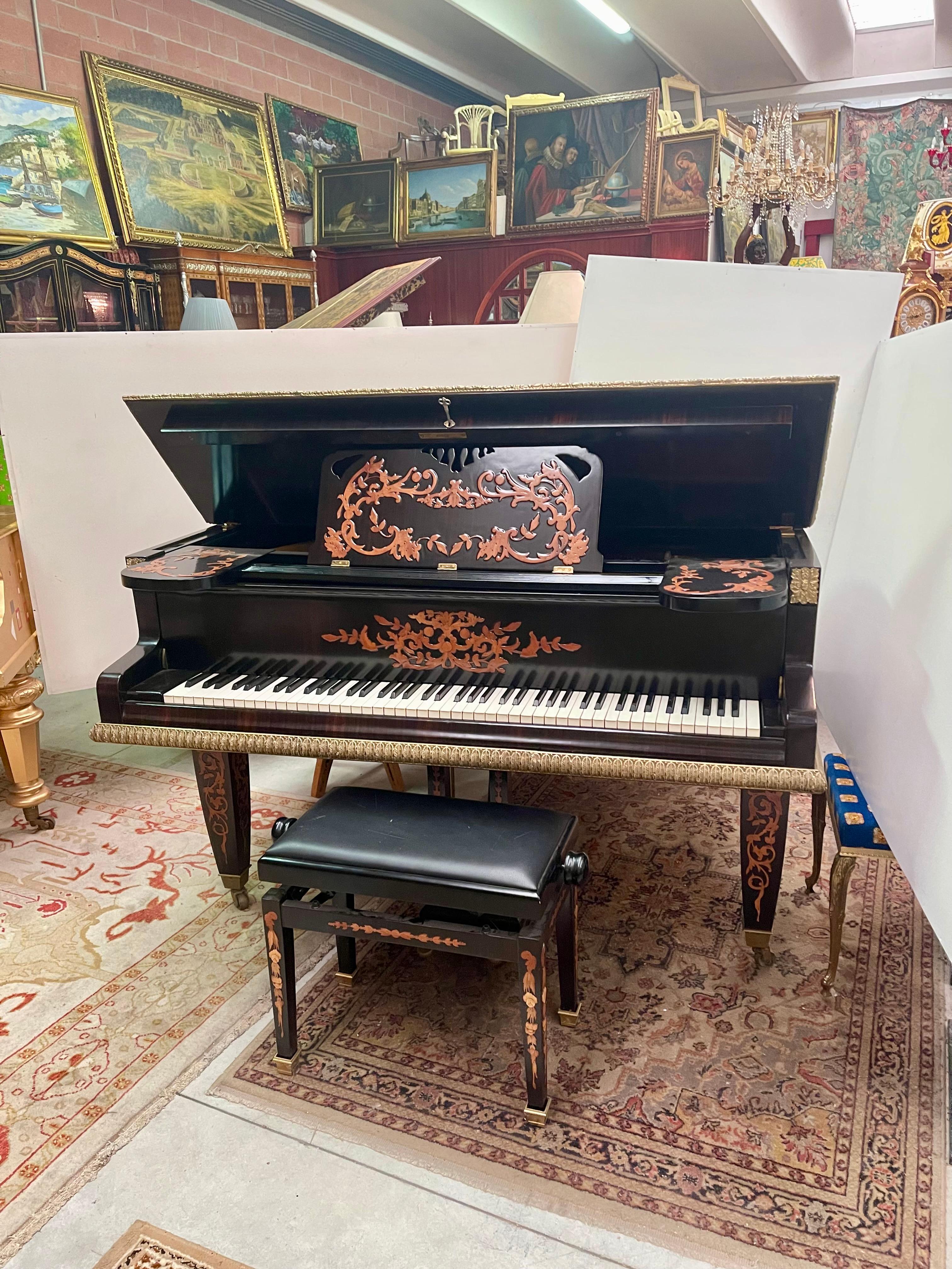 Pianoforte tedesco anni anni 30. Restaurato nelmeccanismo ed arricchito
con preziosi legni di frutta e intagli. A sobbalzo fatti da autentici artisti ebanisti intagliatori. Private colleccion Domenico Rugiano 