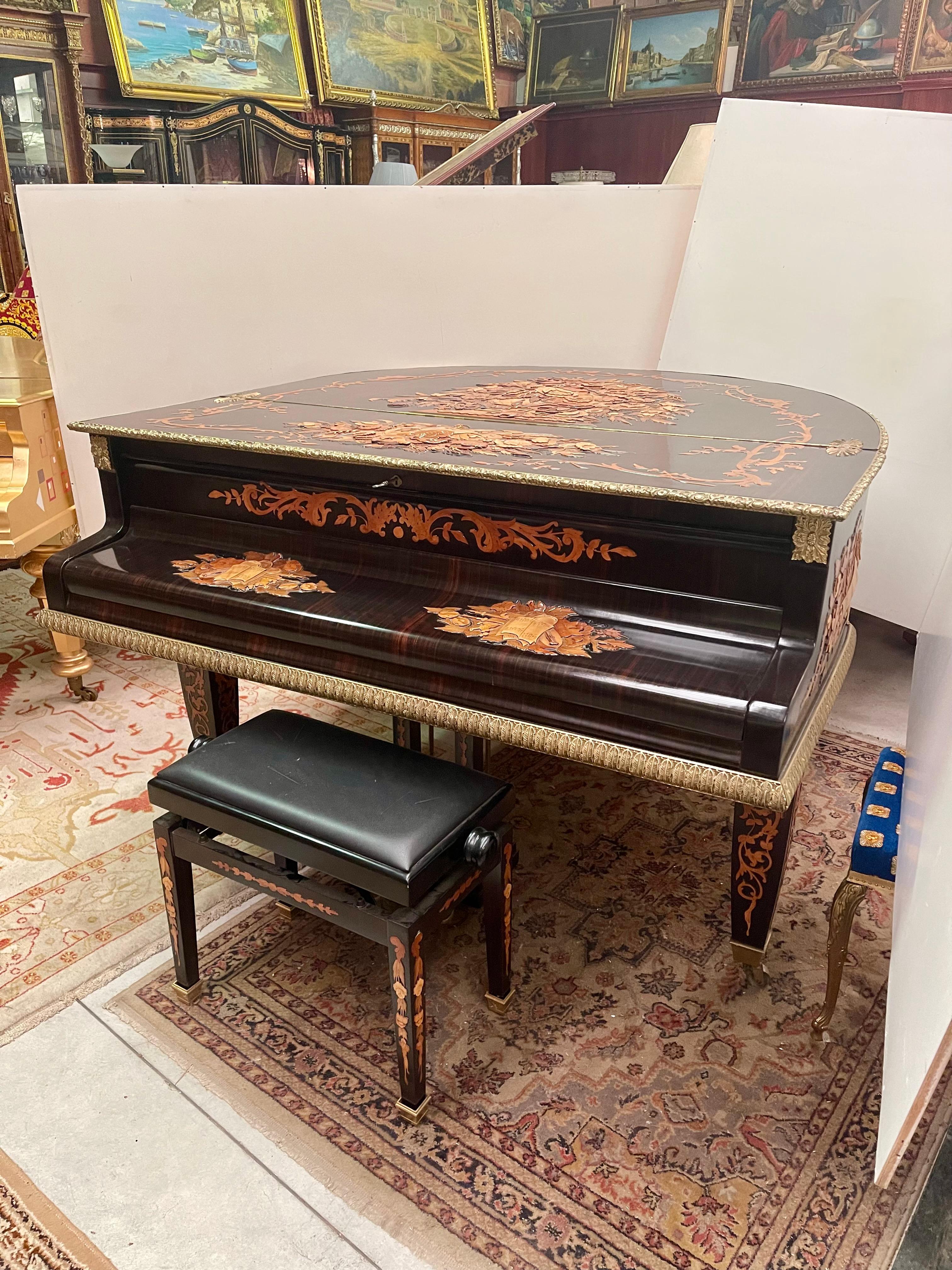 Other Pianoforte tedesco con preziosi legni di frutta e intagli 1930 For Sale