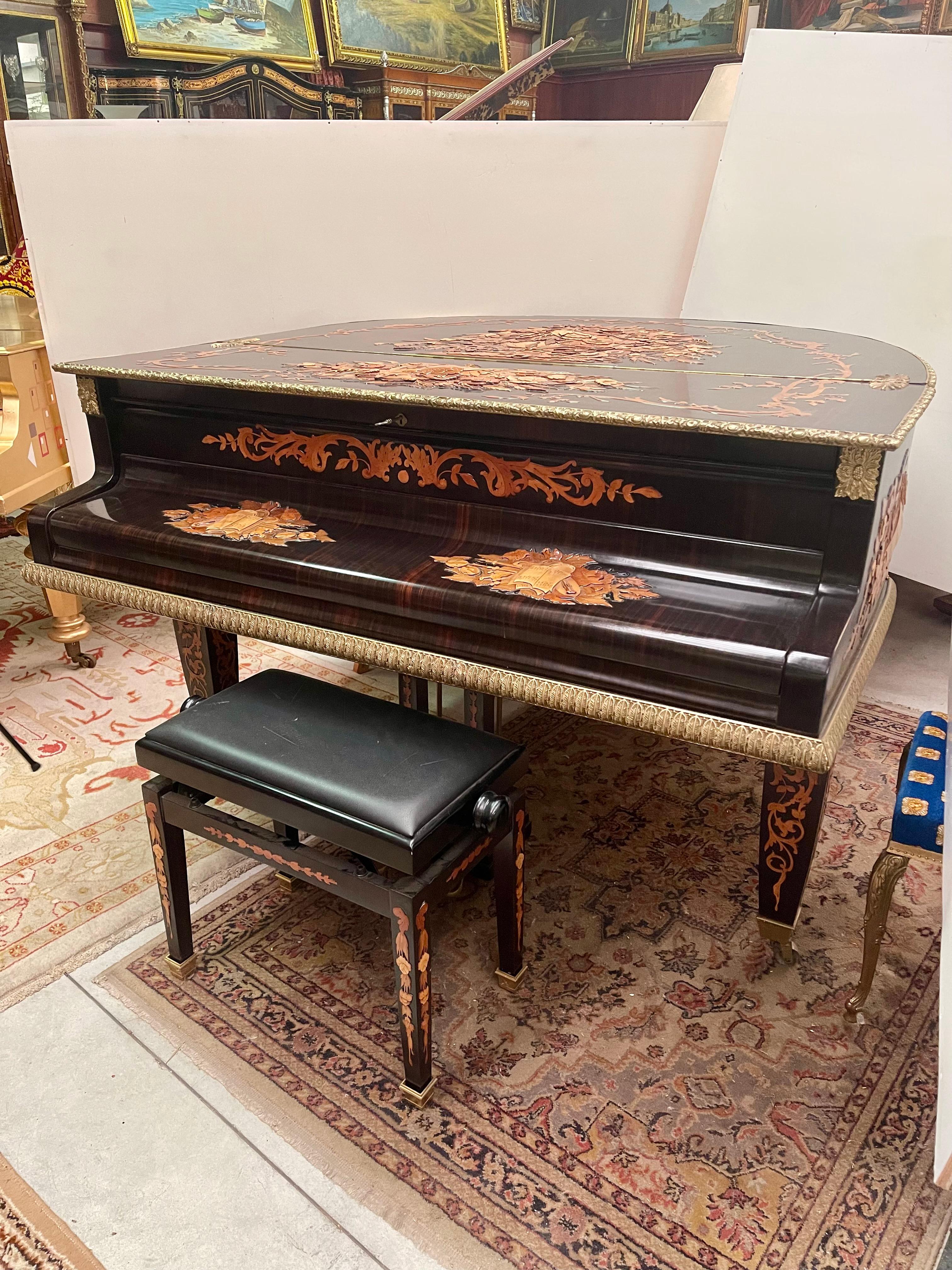 Pianoforte tedesco con preziosi legni di frutta e intagli 1930 In Good Condition For Sale In Cantù, IT