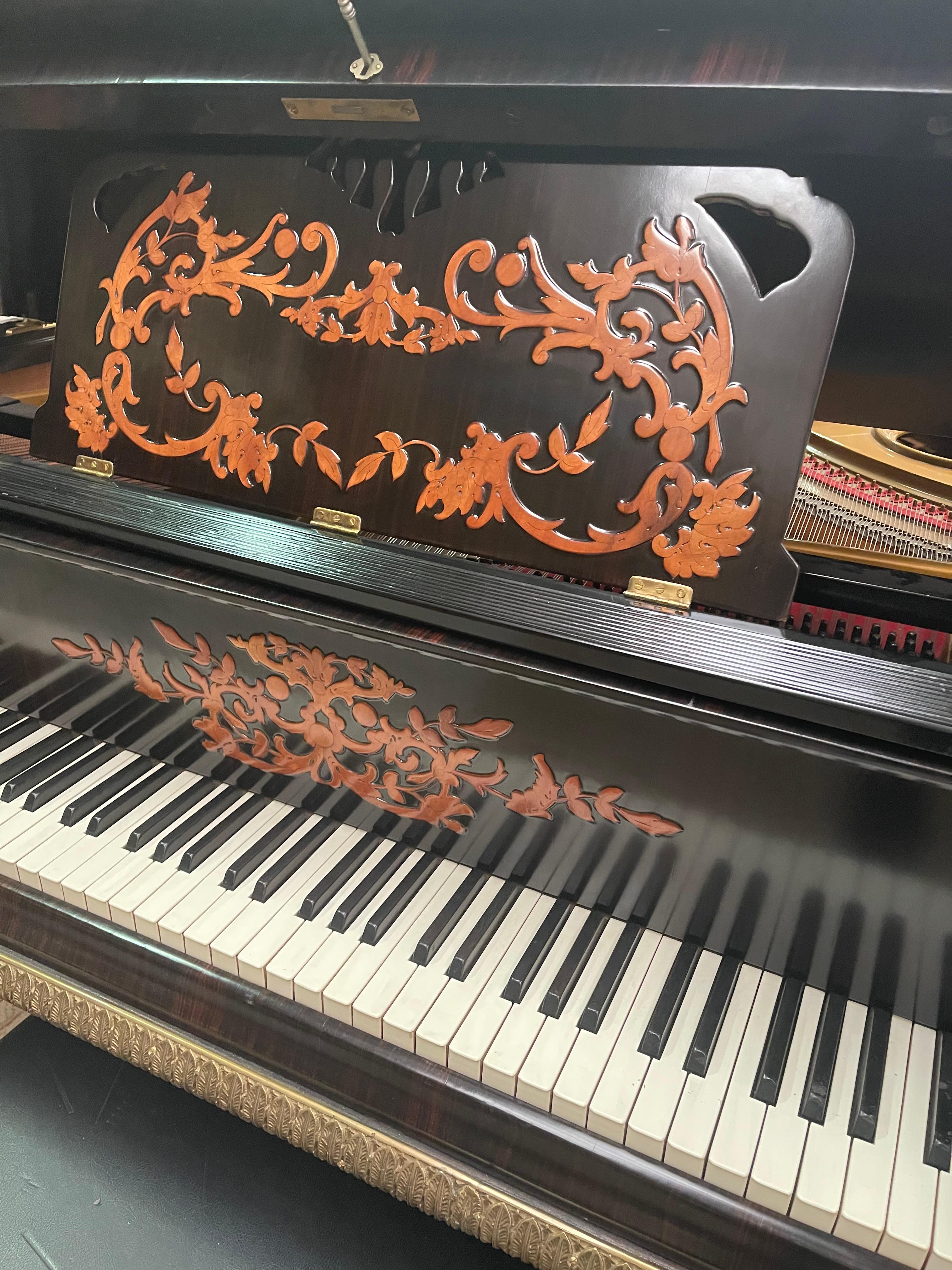Pianoforte tedesco con preziosi legni di frutta e intagli 1930 For Sale 1