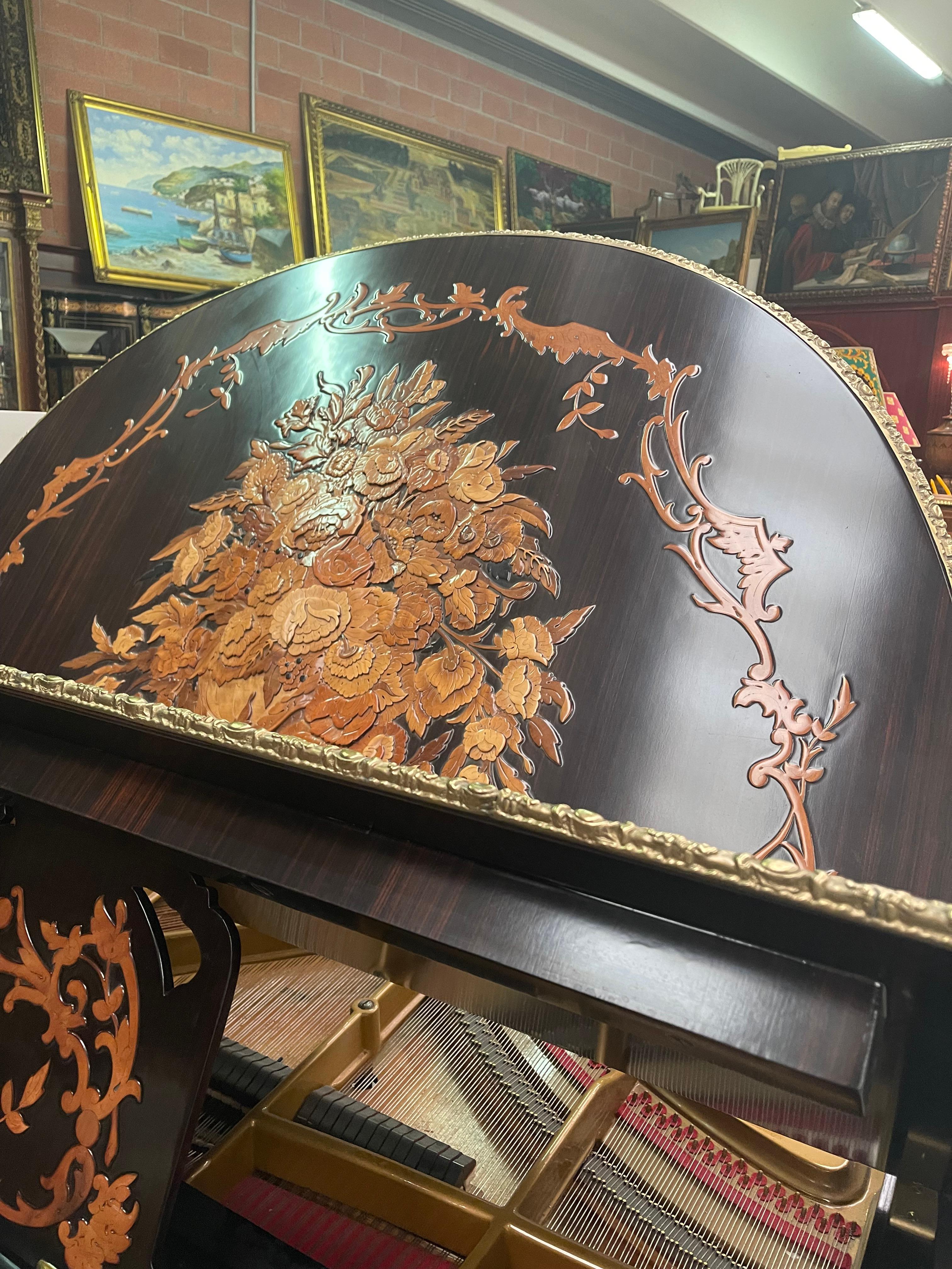 Pianoforte tedesco con preziosi legni di frutta e intagli 1930 For Sale 2