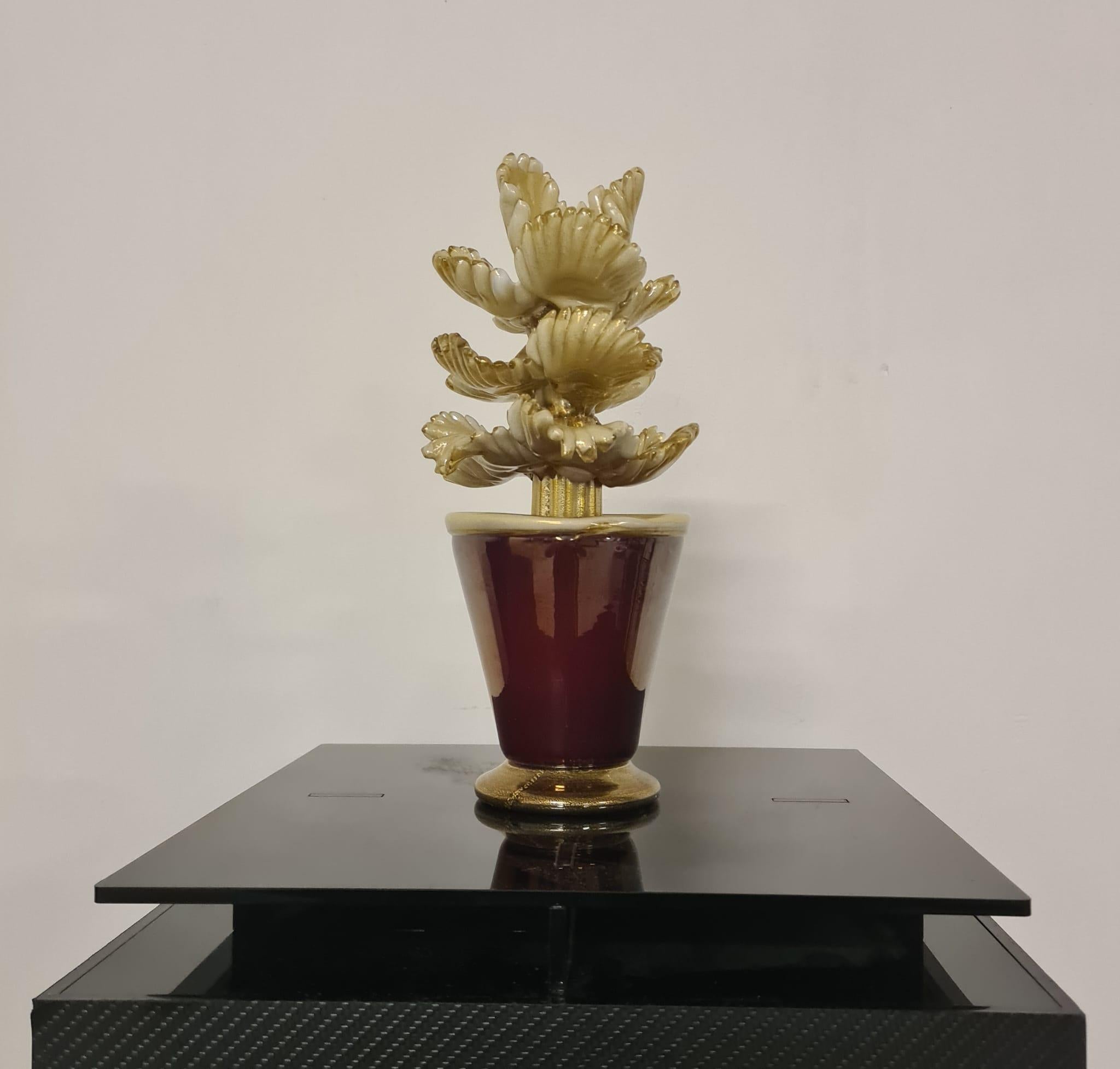 Fat plant attributable to Napoleon Martinuzzi.

Extremely worked murano glass sculpture depicting succulent plant.

Innate elegance and refinement.

This specimen of a succulent plant encompasses within it numerous types of mouth-blown glass