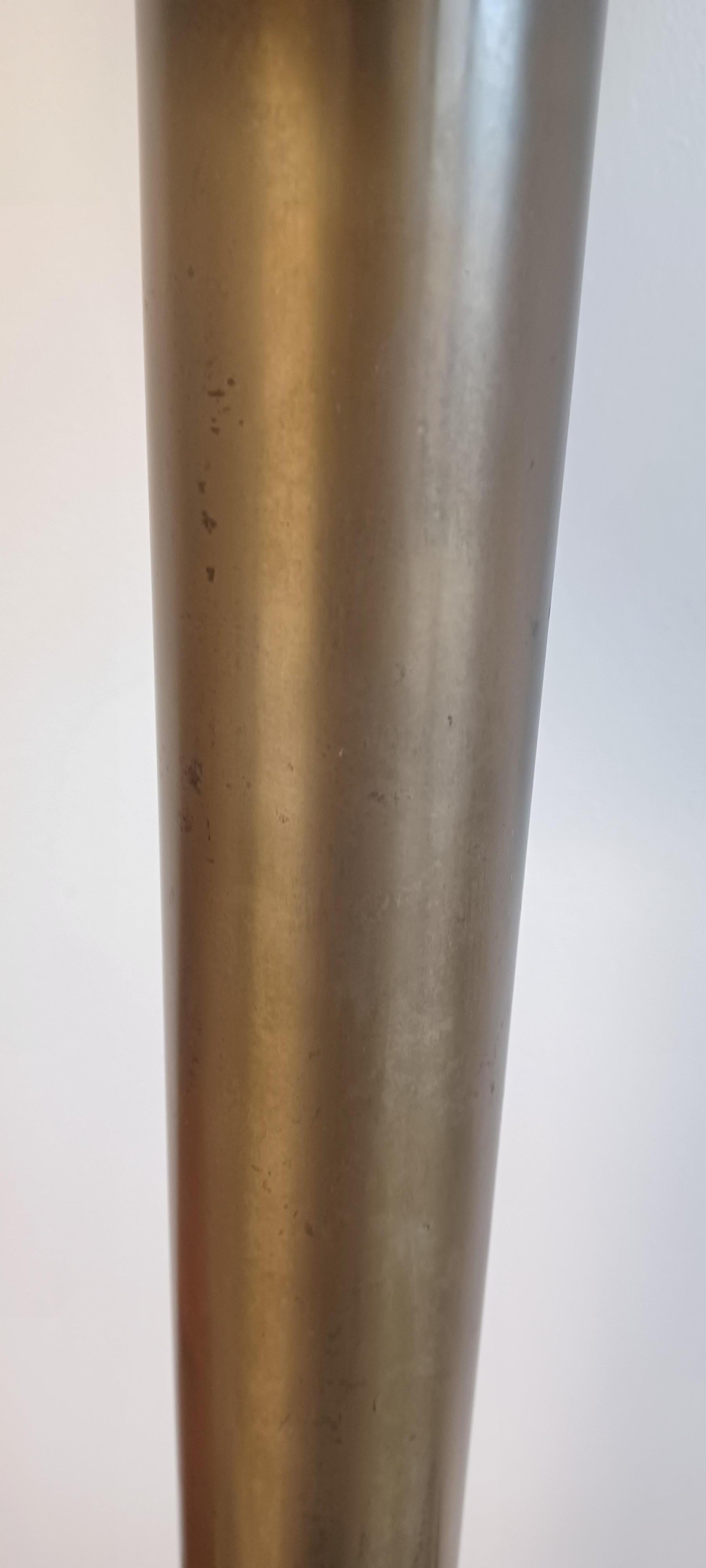 Lampada Mod. LT 338 disegnata da Carlo Nason negli anni 60. La lavorazione del Vetro a bolle prodotta da Mazzega Murano e la struttura in ottone rendono l'articolo elegante e raffinato e con una linea di design molto pulita.