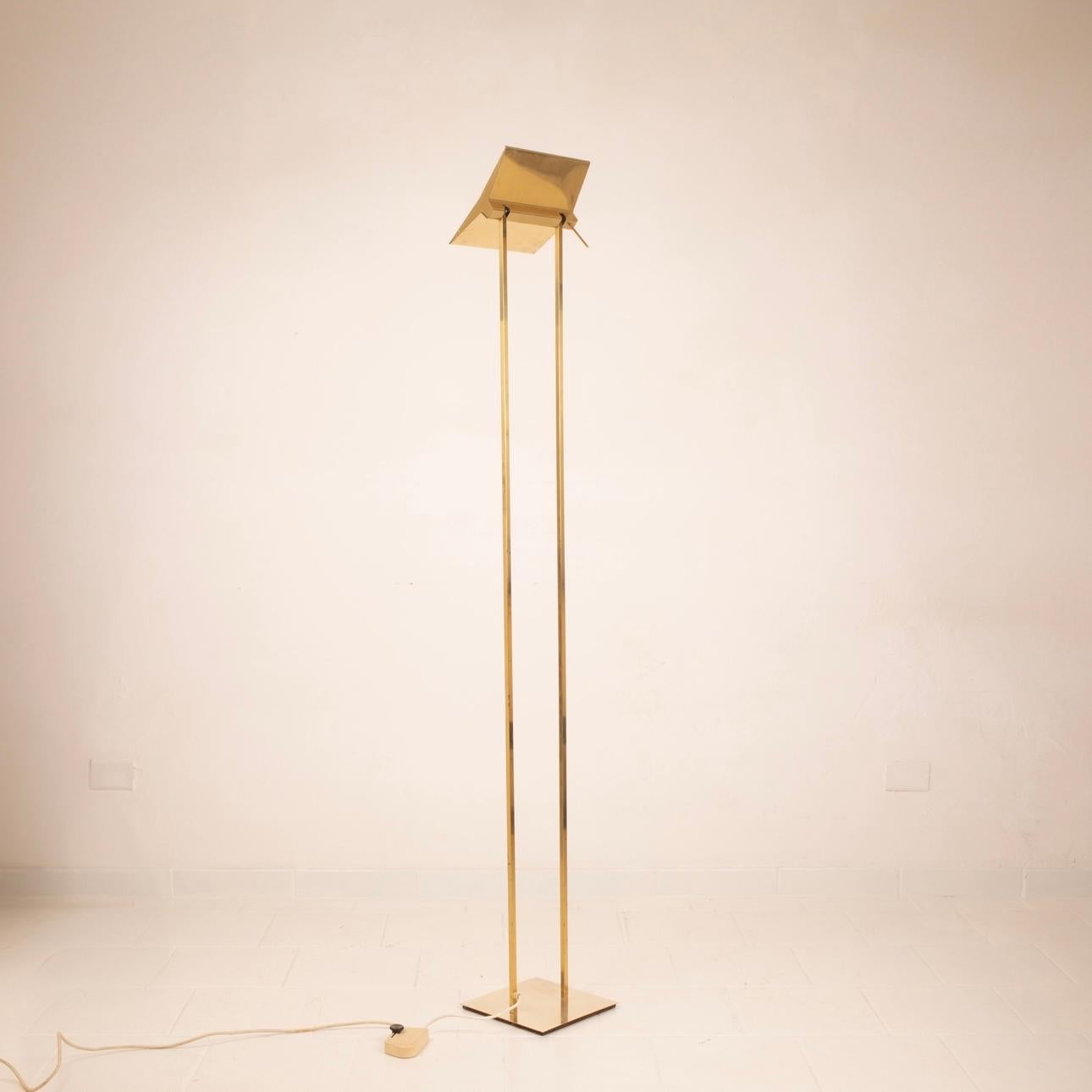 Stunning Concord model floor lamp designed and produced by Marco Zotta in the 1980s in italy.
Made entirely of solid brass, it has a square base and two stems, also square, supporting the hat, which in section resembles the shape of the Concord's