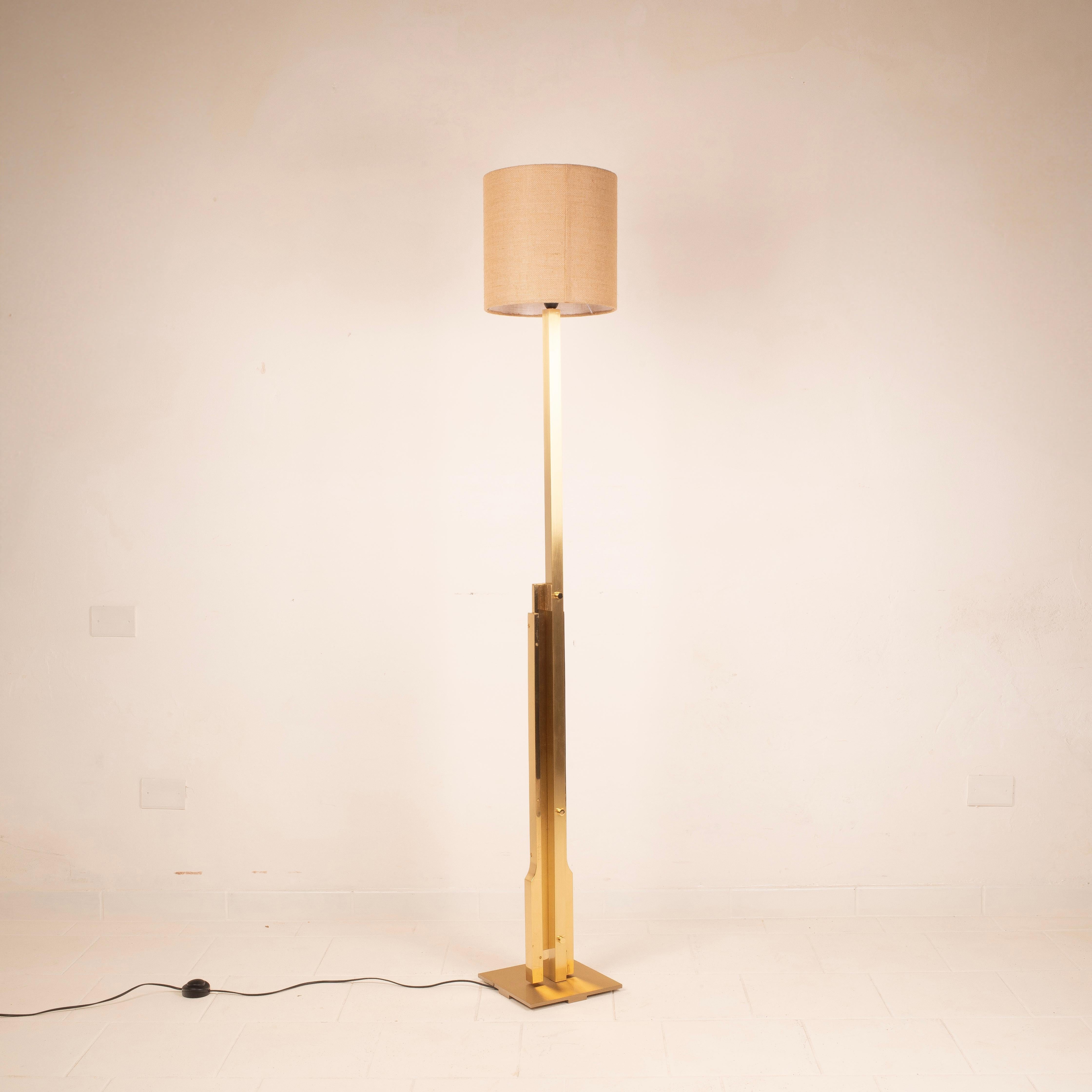 Rare Sculptural Gaetano Brass Floor Lamp by Luciano Frigerio, Italy 1960 in vendita 3