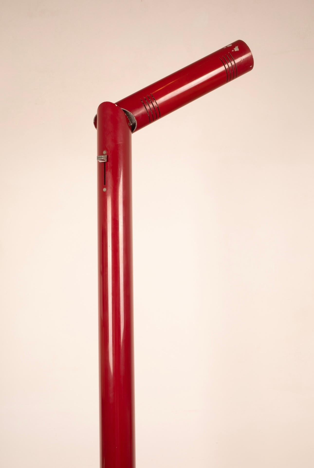 Extraordinary and rare floor lamp produced by Reggiani and designed by Nanda Vigo in the late 1970s, belonging to the wonderful Geometral series.
The floor lamp consists of a circular red enameled iron pole 187cm high to 212cm high, with the top