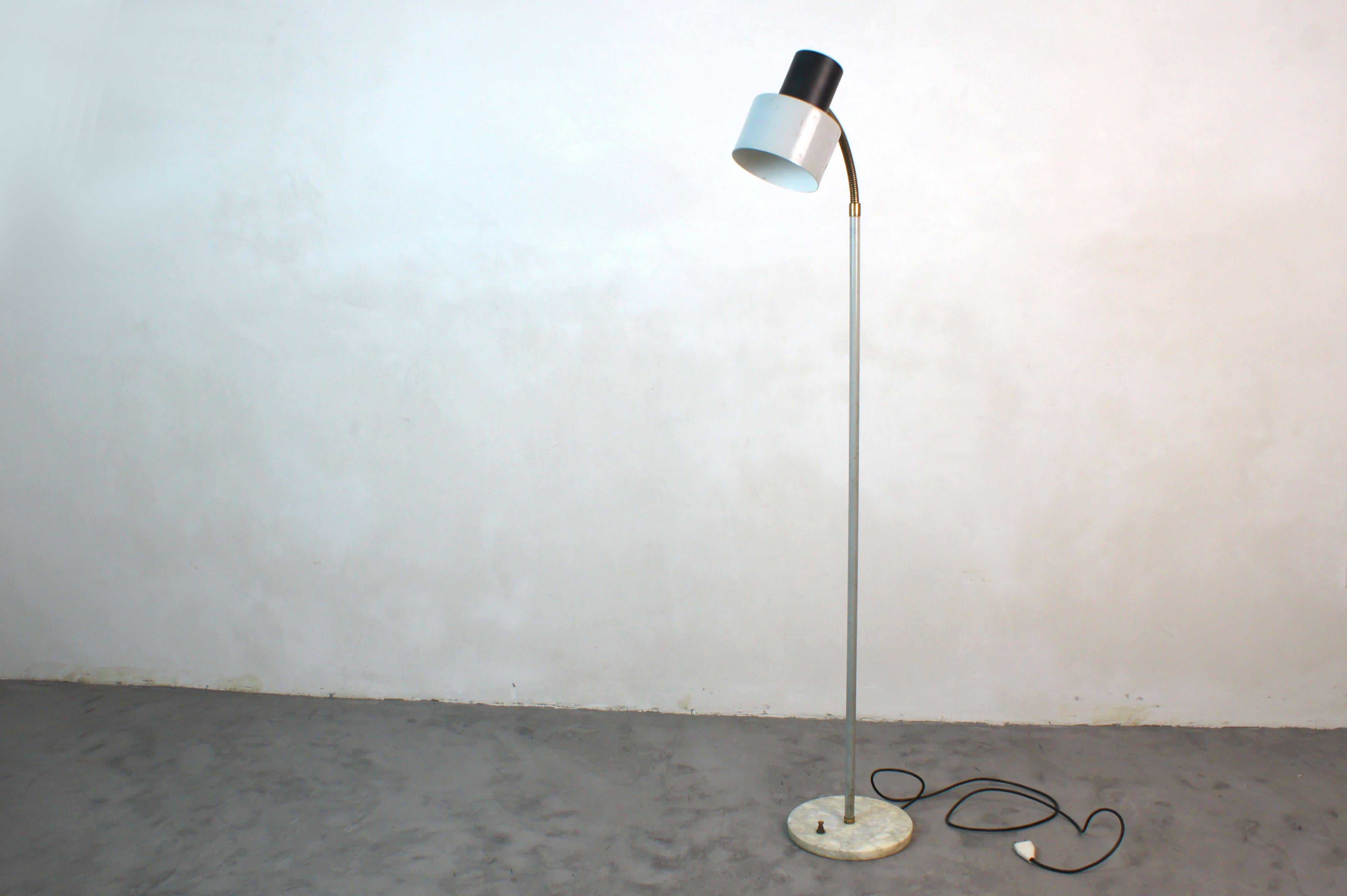 Mid-Century Modern 1960s Italian floor lamp. marble lacquered metal and brass details  For Sale